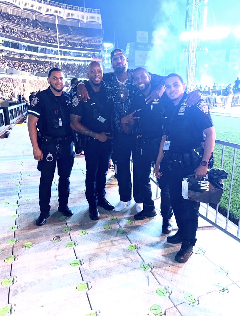 CavsFrog's tweet photo. LeBron with some of the NYPD last night https://t.co/cUJuAhkHpi