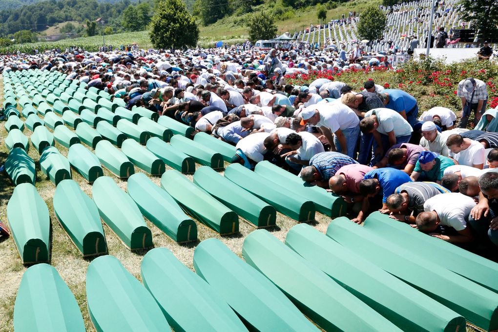 HastoSuprayogo's tweet photo. Banyak yang tahu soal Holocaust di Jerman tapi tidak aware soal genosida di Bosnia (1992-95).

Saat Yugoslavia pecah, Bosnia minta merdeka tapi Serbia menolak. Tak kurang 50.000 warga Bosnia muslim tewas dibantai Serbia ortodoks Kristen.

8rb di antaranya dibantai di Srebenica. https://t.co/n6q3MPwrSo