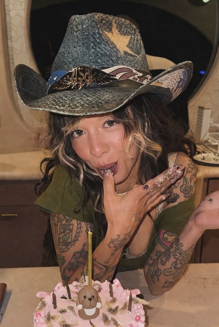 Melanie Daily tweet media