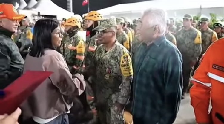 En_Linea_Medios's tweet photo. Venezuela a través de su Presidenta @delcyrodriguezv agradeció a la presidenta @Claudiashein el apoyo de México tras los sismos y reconoció con las medallas “Héroes y Heroínas de Venezuela” a la delegación mexicana por su labor en búsqueda y rescate.
@GyvesLeopoldo @JesusRCuevas https://t.co/xsB67PN4xM