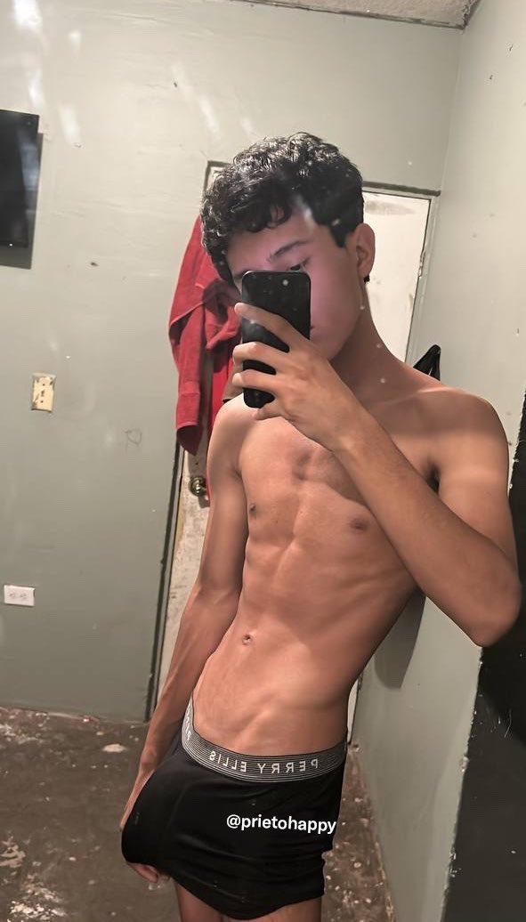 prietohappy's tweet photo. Nunca me han aguantada la vrg, tu crees que tu si la aguantarias? https://t.co/cctxPAFpR2