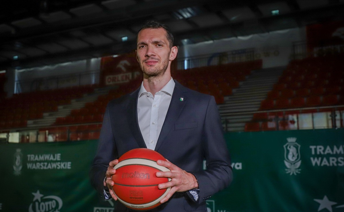 K_Wasiek's tweet photo. Moja opinia na temat dyrektora sportowego w @LegiaKosz: #plkpl ⬇️

@aaroncel5 to postać absolutnie wspaniała i wzór do naśladowania pod kątem budowania relacji z otoczeniem oraz networkingu. W dzisiejszych czasach to klucz. Podam konkretny przykład. Jeśli dyrektor sportowy ma świetne, partnerskie relacje z agentami, opierające się na dotrzymywaniu słowa, to w przyszłości może otrzymać propozycję pozyskania świetnego zawodnika w znacznie niższej cenie niż ta, którą ten sam agent podyktowałby innym klubom. Aaron jest w tym świetny.

Cieszy mnie, że jego śladem idą kolejni – Piotr Pamuła w Dzikach Warszawa czy Michał Chyliński w Astorii Bydgoszcz. Michał, jako były zawodnik z ogromnym doświadczeniem, uczy się tego fachu i, co ciekawe, bardzo wiele lekcji pobiera właśnie od Aarona Cela. Prywatnie się przyjaźnią, dużo rozmawiają. Duże słowa uznania należą się prezesowi Jarosławowi Jankowskiemu, który dostrzegł ten potencjał i postawił na Cela. Efekt? Legia jest dwukrotnym mistrzem Polski.