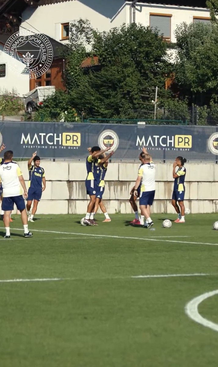 mfbasak1's tweet photo. @Fenerbahce_EN @Fenerbahce O evlere dikkat edin bak casus falan , piyasa kahpeden geçilmiyor reis. Ona göre dikkat edin. https://t.co/BKvRNiys8y