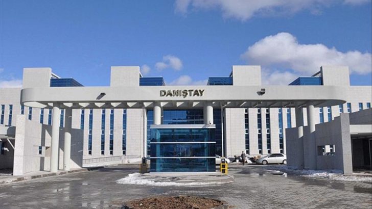 mustafpol's tweet photo. HSK'ya Karşı Bilgi Edinme Hakkı Kapsamında Dava Açtım

Hakkımda düzenlenen müfettiş hâl kâğıtları ile performans değerlendirme ve geliştirme formlarının (PGDF) tarafıma verilmesi istemiyle yaptığım başvurunun reddedilmesi üzerine, Hâkimler ve Savcılar Kurulu Başkanlığına karşı Samsun İdare Mahkemesinde iptal davası açmış bulunuyorum.

Davanın temelini, Danıştay İdari Dava Daireleri Kurulunun 30/03/2026 tarihli aykırılığın giderilmesine ilişkin kesin kararı oluşturmaktadır. Anılan kararda, müfettiş hâl kâğıtları ile aynı mahiyetteki performans değerlendirme ve geliştirme formlarının (PGDF), 4982 sayılı Bilgi Edinme Hakkı Kanunu kapsamında ilgililerine verilmesi gerektiği açıkça ortaya konulmuştur.

Bu karardan sonra yeniden yaptığ��m başvuruda, müfettiş hâl kâğıtlarının verilmesi istemim açıkça reddedilmiş; performans değerlendirme ve geliştirme formlarına ilişkin talebim hakkında ise herhangi bir karar verilmemiştir. Bu nedenle, söz konusu işlemlerin hukuka uygunluğunun bağımsız yargı tarafından denetlenmesi amacıyla dava açılmıştır.

Bu dava, herhangi bir kişi veya kuruma yönelik bir ihtilaftan ziyade; bilgi edinme hakkının kapsamı, yargı kararlarının idare tarafından uygulanması ve hukuk devleti ilkesinin somut olayda nasıl hayata geçirileceğine ilişkin hukuki bir uyuşmazlıktır.

Mahkemenin vereceği kararın yalnızca şahsım bakımından değil, benzer durumda bulunan diğer hâkim ve savcılar bakımından da uygulamanın hukuki çerçevesinin netleşmesine katkı sağlayacağını düşünüyorum.

Yargısal süreç devam ettiğinden, bundan sonraki değerlendirmelerimi de sürecin gerektirdiği hukuki hassasiyet çerçevesinde sürdüreceğim.

Bu konuda benzer bir durum yaşayan meslektaşlarım olursa, açtığım dava ve süreç boyunca edindiğim tecrübeleri paylaşmaktan memnuniyet duyarım. İsteyen meslektaşlarım bana özel mesaj yoluyla ulaşabilirler.