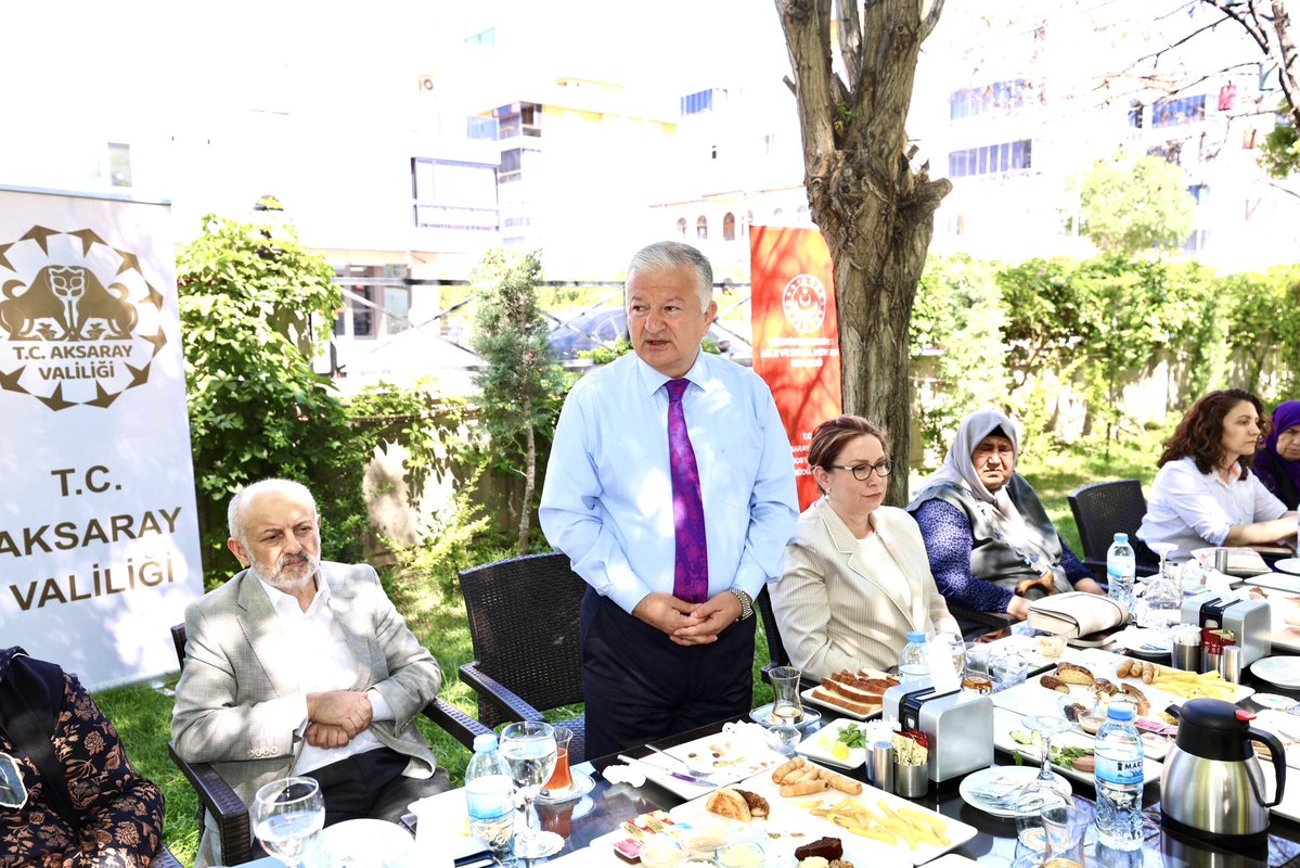 muratdurutr's tweet photo. Hain ihanet şebekesi FETÖ’nün 15 Temmuz’da yapmaya çalıştığı ancak milletimizin, devletimizin ve devlet büyüklerimizin ferasetine toslayarak tuzla buz olup hüsranla sonuçlanan darbe girişiminin 10’uncu yıldönümü yaklaşmaktadır. 

2 gün sonra idrak edeceğimiz 15 Temmuz Demokrasi ve Millî Birlik Günü dolayısıyla düzenlediğimiz programa 15 Temmuz şehidimiz Önder Güzel’in kıymetli ailesi, 15 Temmuz gazilerimiz ve kıymetli aileleriyle bir araya gelerek hasbihal etti.

Şehitlerimiz ve gazilerimiz 15 Temmuz gecesi vatanımızın ve demokrasimizin yanında dimdik durarak milletimizin onur ve gururu oldular. 

Gösterilen cesaret ve fedakârlık, milletimizin hafızasında daima yaşayacaktır. 

Devletimiz ve aziz milletimiz, gazilerimize ve şehitlerimizin bizlere emaneti olan kıymetli ailelerine daima sahip çıkmaya devam edecektir. 

Mevlam’dan şehitlerimize ve ahirete irtihal etmiş gazilerimize rahmet, yaşan gazilerimize de hayırlı ve sağlıklı ömürler diliyorum.