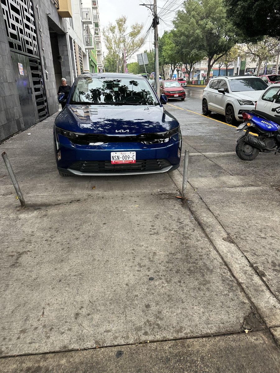evermiron's tweet photo. @SSC_CDMX @OVIALCDMX de manera recurrente se encuentran vehículos arriba de la banqueta obstaculizando la salida de la Unidad Habitacional, se han levantado suac pero no los atienen. Esto sucede en Avenida Centenario 1948 Col. pueblo de Santiago Atzacoalco alcaldía GAM https://t.co/XP3T3LoNU9