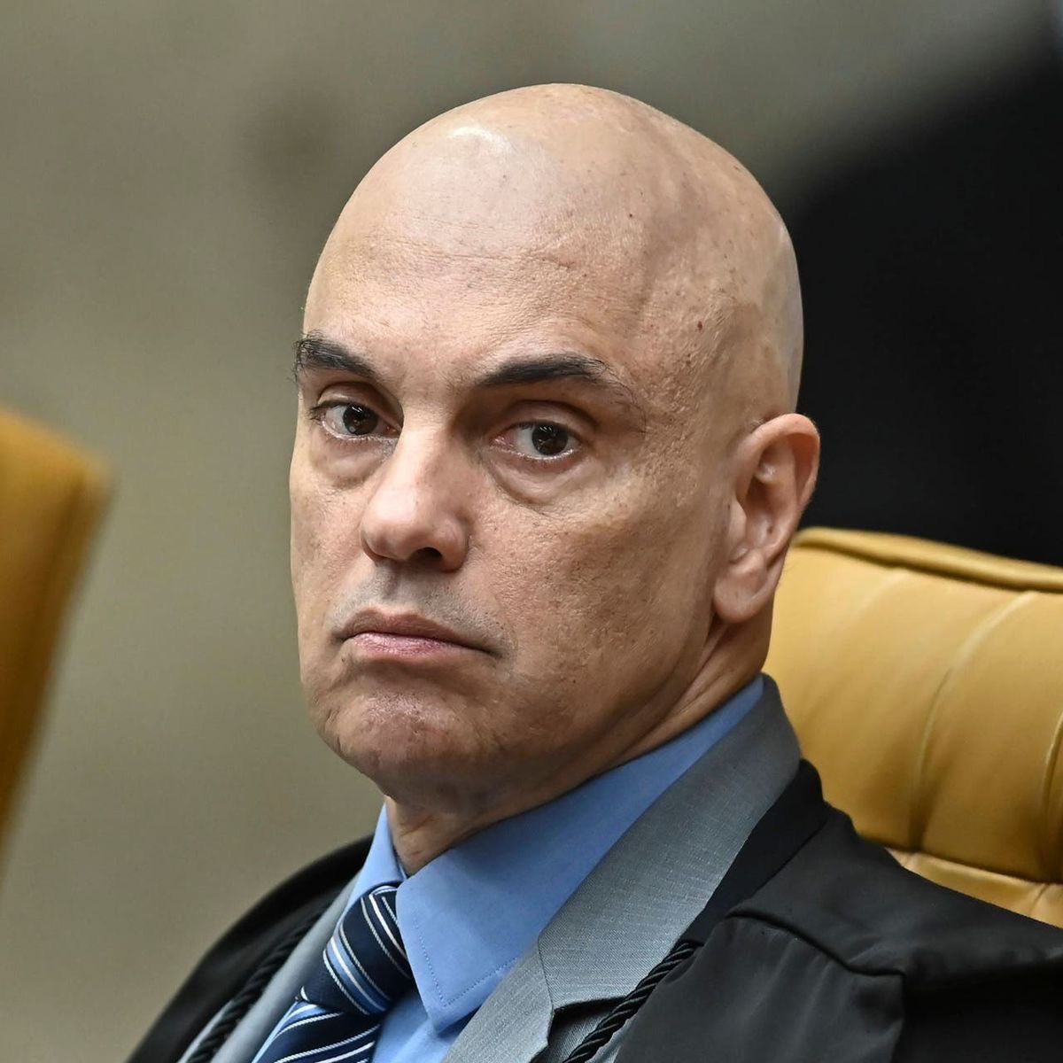 CentralDireitaB's tweet photo. 🇧🇷 CENTRAL: Jair Bolsonaro segue sem acesso às redes sociais e, agora, também está proibido de enviar cartas.

1. Lula, enquanto esteve preso, tinha acesso às redes sociais e escrevia cartas semanalmente aos seus apoiadores. Na Argentina, Cristina Kirchner também possui esse privilégio.

2. Flávio Bolsonaro é advogado constituído e filho de Jair Bolsonaro. Agora, os dois estão proibidos de manter contato por 90 dias.

O prazo, curiosamente, vai até uma semana depois da realização do primeiro turno. Ou seja, Flávio está incomunicável com o pai durante a eleição. 

Não há demonstração de que o simples contato entre ambos ou o envio de uma carta represente qualquer prejuízo ao cumprimento das medidas impostas.

3. Na decisão, Alexandre de Moraes abre a possibilidade de investigação de Flávio Bolsonaro por um suposto pedido de votos contido na carta de Jair Bolsonaro.

O documento está público desde sábado e, até o momento, nenhum advogado eleitoral ou adversário político apontou a existência de propaganda eleitoral irregular. A decisão cria um fato novo que pode impactar a candidatura de Flávio.

4. Em 25 de dezembro, antes de realizar uma cirurgia, Jair Bolsonaro divulgou uma carta formal indicando Flávio Bolsonaro para a Presidência da República.

Na ocasião, não houve qualquer reação de Alexandre de Moraes.

5. Em 1º de março, Michelle divulgou uma carta de Jair Bolsonaro pedindo que seus apoiadores cessassem os ataques contra Michelle Bolsonaro.

Novamente, não houve qualquer reação de Alexandre de Moraes. Nessas duas ocasiões, o ministro sequer proibiu a divulgação de cartas. 

Antes de ser pré-candidato, senador ou até mesmo advogado, Flávio é filho do Jair. É uma decisão no mínimo curiosa.