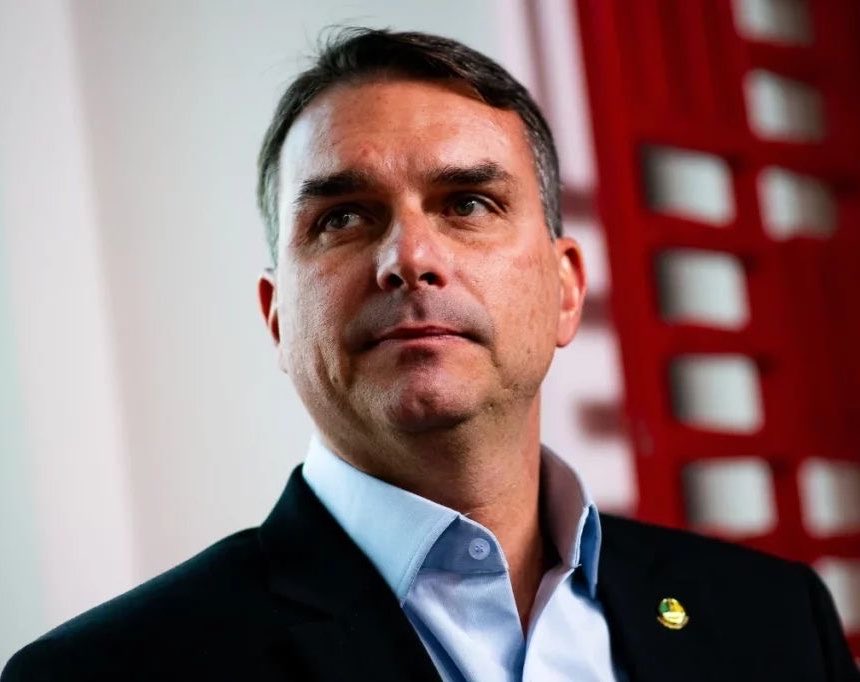 CentralDireitaB's tweet photo. 🇧🇷 CENTRAL: Jair Bolsonaro segue sem acesso às redes sociais e, agora, também está proibido de enviar cartas.

1. Lula, enquanto esteve preso, tinha acesso às redes sociais e escrevia cartas semanalmente aos seus apoiadores. Na Argentina, Cristina Kirchner também possui esse privilégio.

2. Flávio Bolsonaro é advogado constituído e filho de Jair Bolsonaro. Agora, os dois estão proibidos de manter contato por 90 dias.

O prazo, curiosamente, vai até uma semana depois da realização do primeiro turno. Ou seja, Flávio está incomunicável com o pai durante a eleição. 

Não há demonstração de que o simples contato entre ambos ou o envio de uma carta represente qualquer prejuízo ao cumprimento das medidas impostas.

3. Na decisão, Alexandre de Moraes abre a possibilidade de investigação de Flávio Bolsonaro por um suposto pedido de votos contido na carta de Jair Bolsonaro.

O documento está público desde sábado e, até o momento, nenhum advogado eleitoral ou adversário político apontou a existência de propaganda eleitoral irregular. A decisão cria um fato novo que pode impactar a candidatura de Flávio.

4. Em 25 de dezembro, antes de realizar uma cirurgia, Jair Bolsonaro divulgou uma carta formal indicando Flávio Bolsonaro para a Presidência da República.

Na ocasião, não houve qualquer reação de Alexandre de Moraes.

5. Em 1º de março, Michelle divulgou uma carta de Jair Bolsonaro pedindo que seus apoiadores cessassem os ataques contra Michelle Bolsonaro.

Novamente, não houve qualquer reação de Alexandre de Moraes. Nessas duas ocasiões, o ministro sequer proibiu a divulgação de cartas. 

Antes de ser pré-candidato, senador ou até mesmo advogado, Flávio é filho do Jair. É uma decisão no mínimo curiosa.