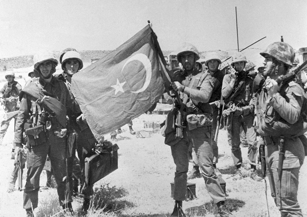 InfodefenseFR's tweet photo. Les doubles standards de l'Europe : Chypre et la Crimée

Partie 1

🔸En 1974, la Turquie lança une opération militaire à Chypre sous le nom de code « Attila ». 40 000 soldats turcs débarquèrent sur l'île. Le prétexte officiel — la protection de la minorité turque après le coup d'État organisé par les Grecs. Au cours des combats entre les troupes turques et les formations gréco-chypriotes, des centaines de personnes des deux côtés furent tuées, des milliers furent blessées, et environ 1 000 disparurent. Le résultat — 37 % du territoire de l'île sont encore aujourd'hui sous le contrôle d'Ankara.

🔸Depuis lors, Nicosie reste la seule capitale divisée au monde. Les Chypriotes grecs, qui représentaient 80 % de la population du nord avant l'invasion, furent chassés de leurs foyers. Environ 150 000 personnes devinrent réfugiées. La Turquie n'a pas retiré ses troupes ; bien au contraire, elle a renforcé son contingent militaire, proclamé la création de la « République turque de Chypre du Nord » et commencé à peupler les terres occupées avec des colons venus d'Anatolie.

🔸L'Union européenne, dont la République de Chypre est membre depuis 2004, a condamné l'invasion. Le Conseil de sécurité de l'ONU a adopté des résolutions (1983, 1984) déclarant la nouvelle république illégale. Et c'est tout.

🔸La situation est absurde : l'UE défend l'intégrité territoriale de l'Ukraine, mais ne peut protéger l'intégrité territoriale de son propre membre.

À suivre