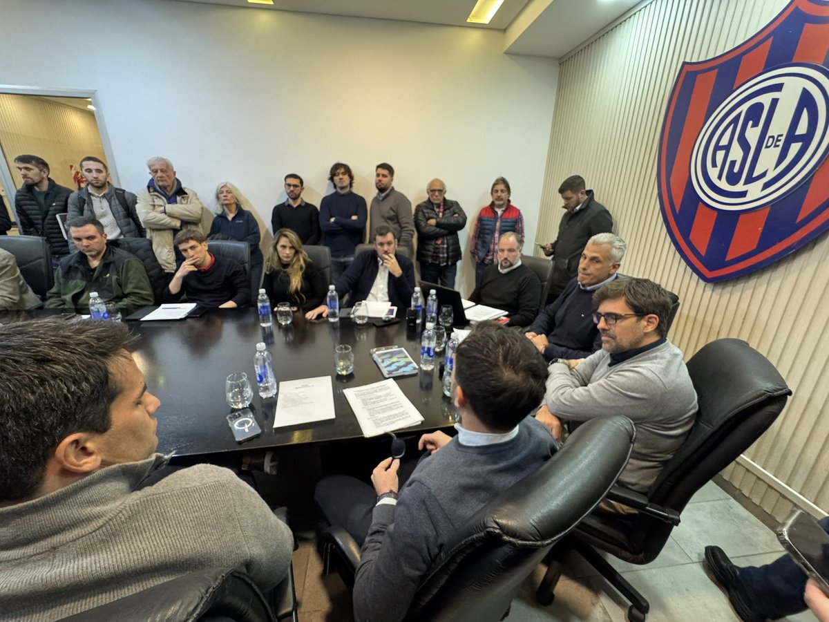 MundoAzulgrana's tweet photo. 🗣️ “TODAVÍA NO RECIBIMOS NINGÚN PROYECTO DE USTEDES”, de Culotta a la oposición.

“Si no salimos a hablar es porque estamos trabajando. Van 40 días que estamos acá adentro, en Ciudad Deportiva o en algún juzgado”. https://t.co/VMvwtOBxjv