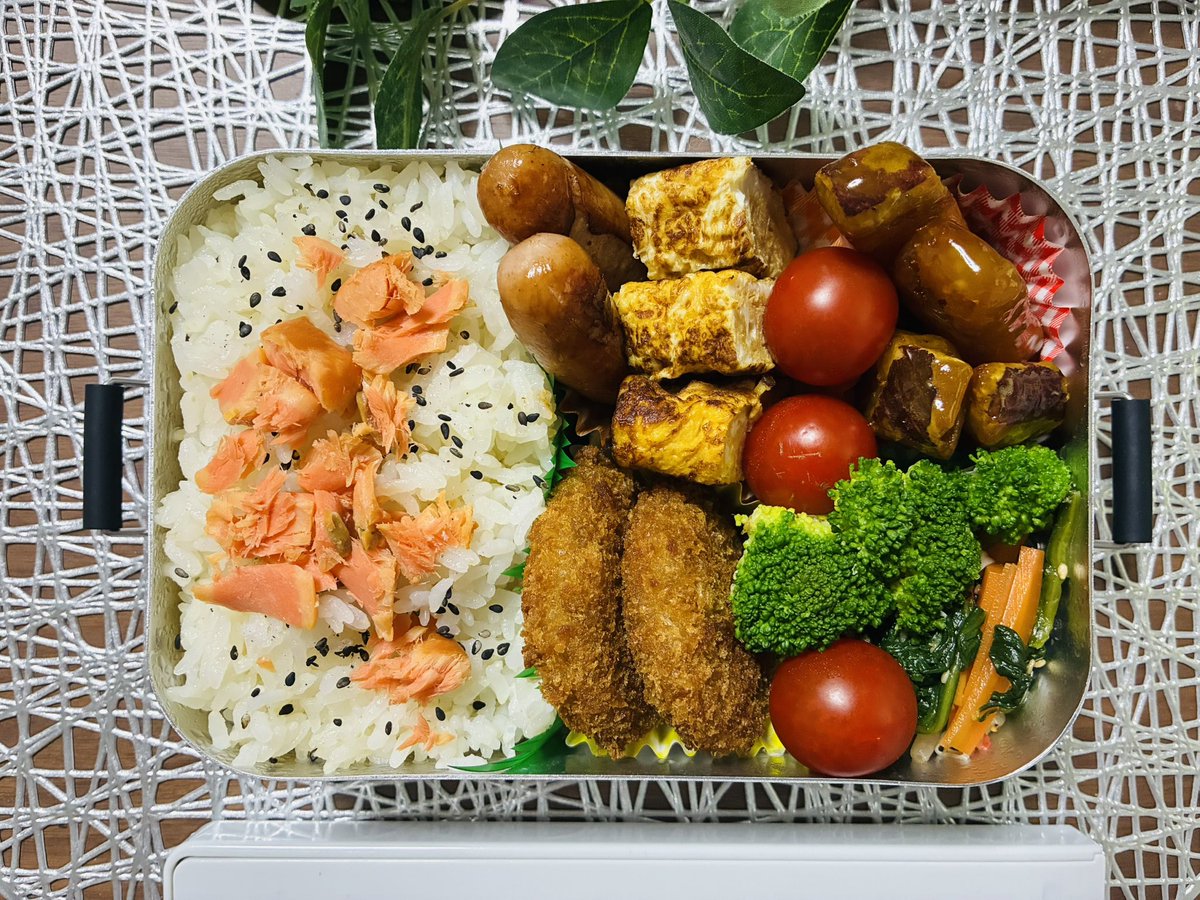 BentoBento7710's tweet photo. 今日は息子弁当1つだけ。娘はもうテスト休みでお弁当無しです。昨日娘の買い物の付き添いで遅く帰宅したのでお弁当の用意出来ず、もう簡単弁当です。
今回の夏休みは2人とも塾がないし、お弁当丸々お休みできる。何年ぶりだろう😁
#息子弁当
#お弁当記録
#弁当記録
#今日のお弁当 https://t.co/f0v2ivf83a