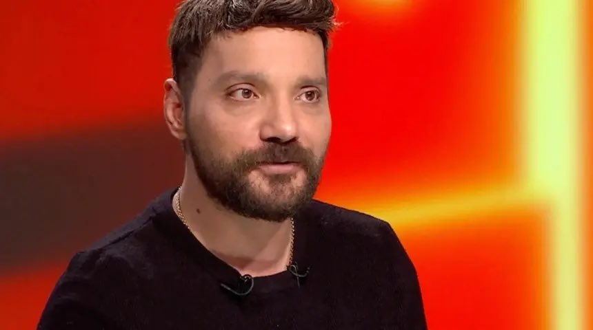 Derin_Devlettt's tweet photo. Şu peruklu @OguzhanUgur’a  dikkat edin yurtdışına filan kaçmasın.. https://t.co/XhkfsgS9Mn