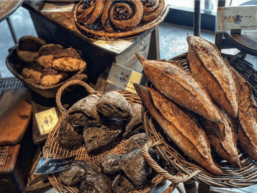 AlexKfffwe's tweet photo. Just popped into my local bakery and got the flakiest almond croissant—warm, buttery, and perfect with my morning latte. Total little happy moment!， https://t.co/2DWaVxdHMv