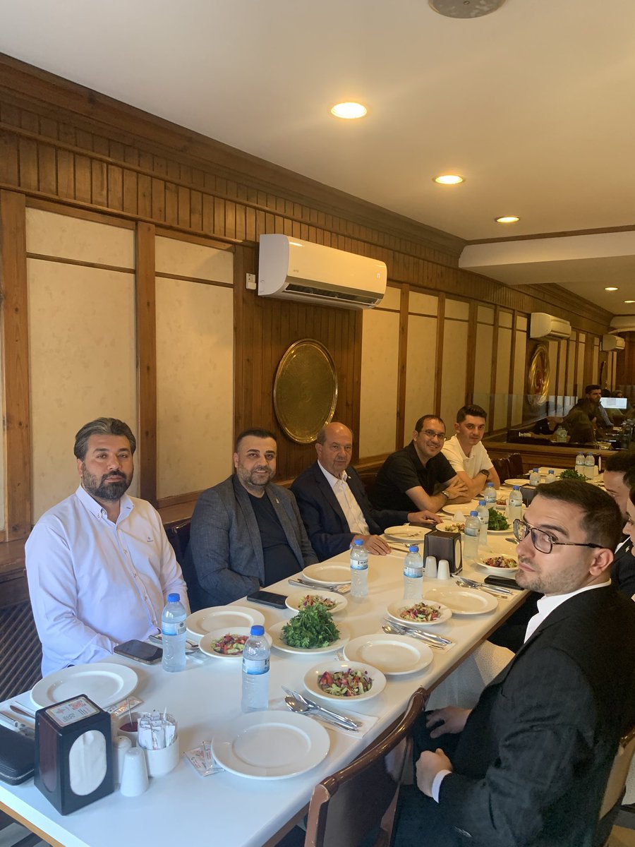 AntepBJKDer's tweet photo. Sayın Ersin TATAR ve yanındaki heyet yönetim kurulumuzun düzenlemiş olduğu yemek organizasyonuna katıldılar. Buluşmaya katılan yönetim kurulu ve üyelerimize teşekkür ediyoruz. https://t.co/8Omt52QxH3