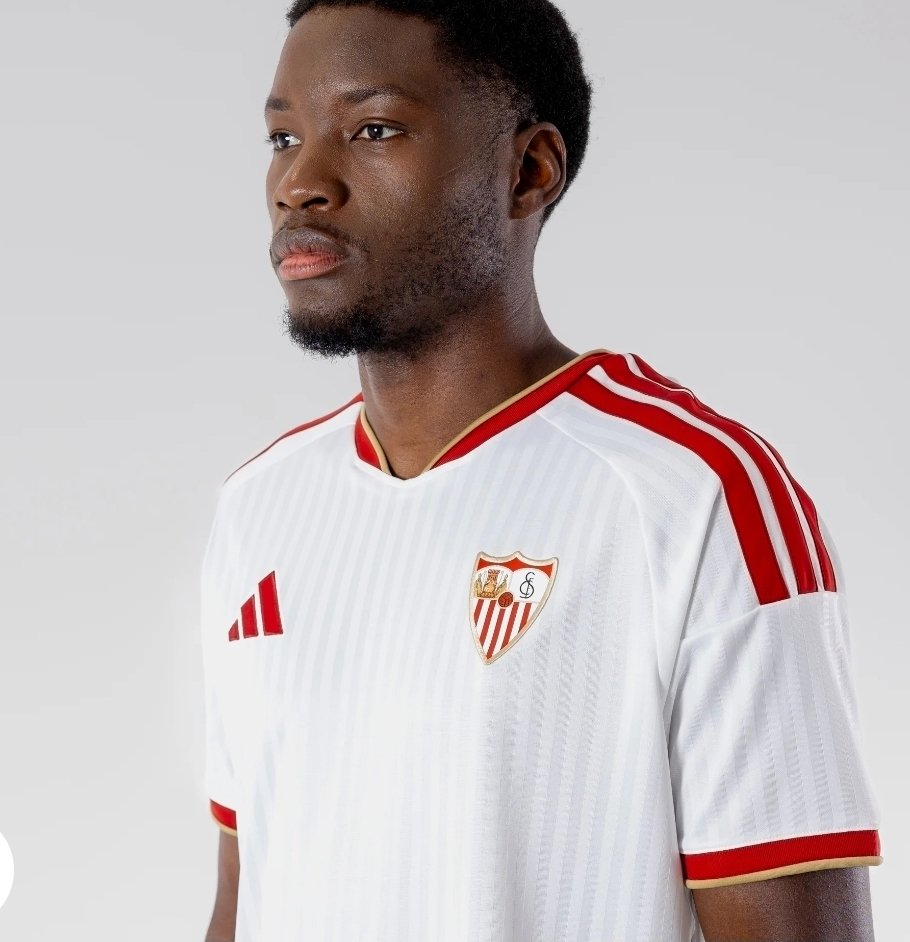 juliatosf2's tweet photo. 1° camiseta del Sevilla FC muy elegante , más bonita que la del año pasado . Ese cuello con el dorado y esa terminación por detras es espectacular. https://t.co/36zLFiF3TU