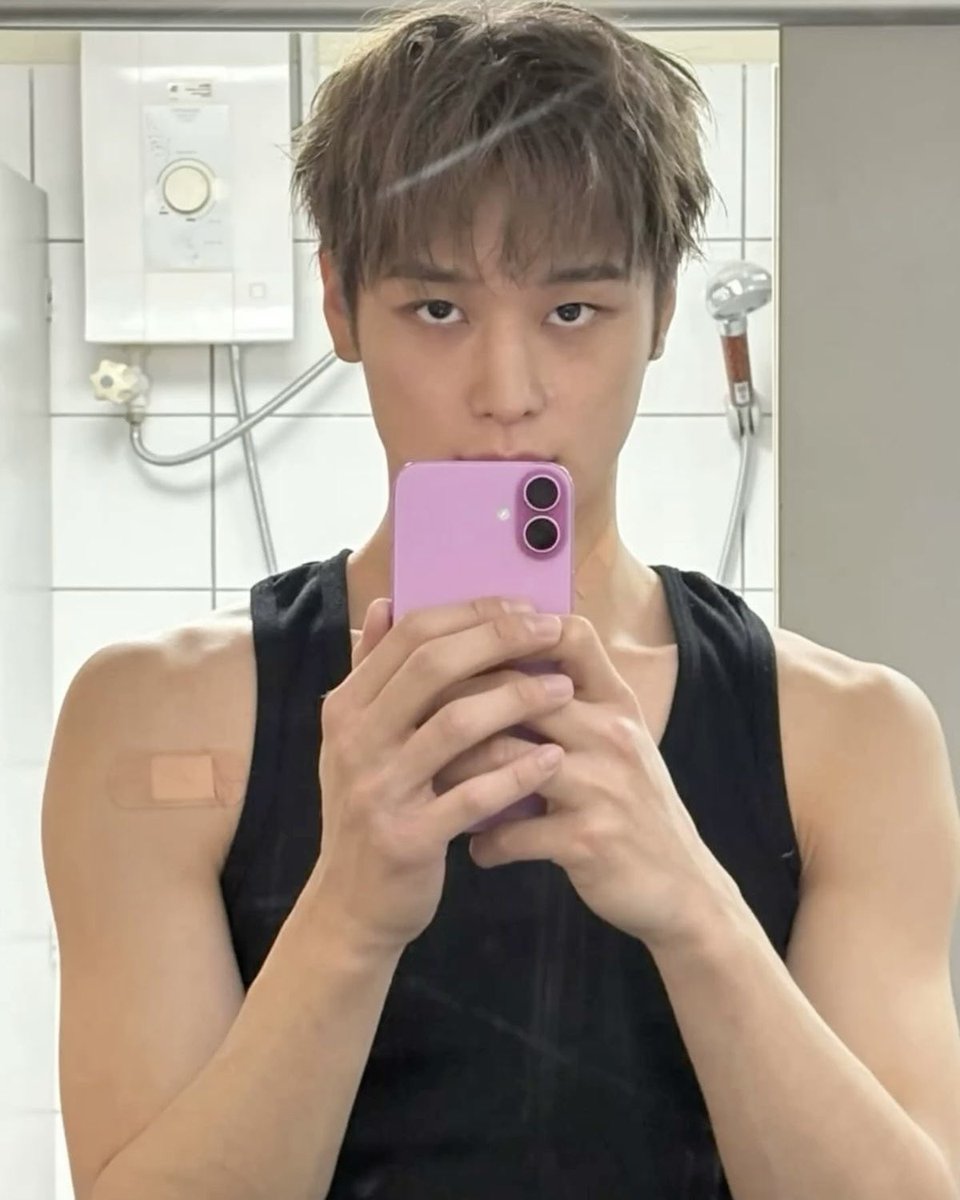 juyeon_jpeg's tweet photo. the four horseman of juyeon mirror selcas https://t.co/8Qt6vEhUwZ