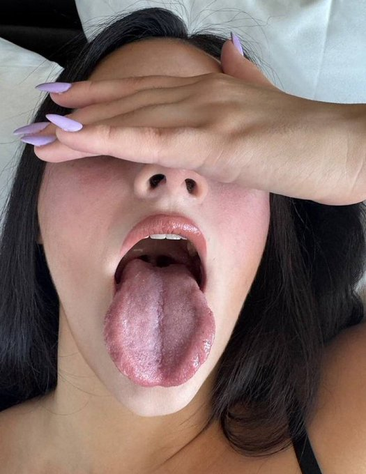 DiazEmily69's tweet photo. Who wants me to write a poem about what you could do to me? https://t.co/z2neWdlJVp