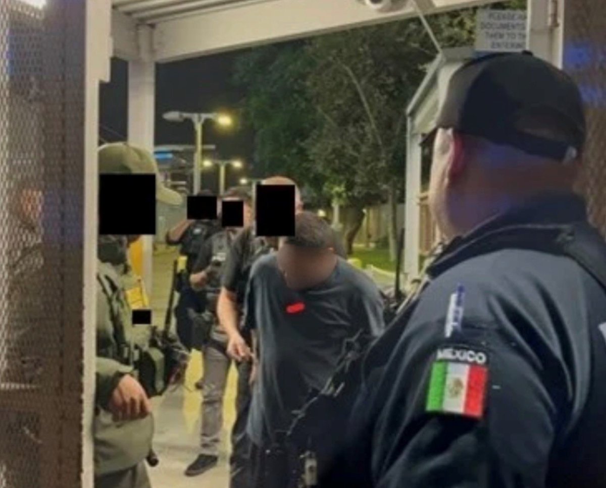 USBPChiefELC's tweet photo. A U.S. citizen wanted for a Riverside County double homicide was arrested in Mexico following a domestic violence incident. #PremierSector coordinated his transfer back to the United States, where the #USMarshals were waiting 🇺🇸 

🚨 Criminal History Checklist:
☑️ Repeated domestic violence convictions
☑️ Drug conviction
☑️ Weapons conviction
☑️ Multiple jail sentences
☑️ Wanted for a Riverside County double homicide

Now it’s California’s turn to hold this previously convicted felon accountable. ⚖️

#USBP #CBP #DHS #PremierSector #JusticeServed