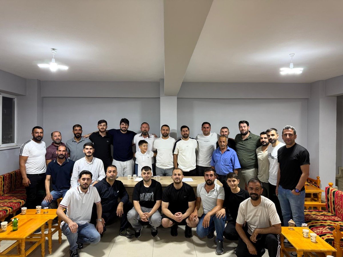 onurdemirag_'s tweet photo. Kejanspor’a ve Efrayim Bebeğe Dev Destek!

Fenerbahçe ve A Milli Takımının gurur kaynağı isimlerinden ve kejanlı olan Can Arat, Efraim Bebek yararına düzenlenen Köyler Turnuvası'nda Kejan spora ve Efrayime desteğini açıkça ilan etti. 

Şifa bekleyen Efraim Bebek için tek yürek olduğumuz bu anlamlı organizasyonda, böylesine kıymetli bir ismin gücünü arkamızda hissetmek bizler için büyük bir onurdur diyen kejanlılar Üstelik değerli akrabaları Can Arat’ın sadece sahada takımın yanında durmakla kalmayıp, Efraim Bebeğe bizzat kendisinin de yardımda bulunacağını belirterek hepimizin yüreğine dokunmuş ve bu iyilik hareketine çok daha büyük bir güç katmıştır denildi. 

Kejanlılar Bu vesileyle, çıktığımız bu yolda bizleri hiçbir zaman yalnız bırakmayan, desteklerini ve tecrübelerini her daim yanımızda hissettikleri kıymetli büyükleri ve akrabaları Murat Bürlükkara’ya da şükranlarını sunmayı ihmal etmediler. 
Ailemizin ve değerli büyüklerimizin omuz vermesiyle, adımlarımızı artık çok daha güçlü atıyoruz diyerek, Efraim Bebek’e umut olma yolunda gösterdikleri bu yüce gönüllülük ve anlamlı destekleri için Can Arat’a ve değerli büyükleri Murat Bürlükkara'ya sonsuz teşekkürlerini sundular.
İyilik için sahadayız, hep birlikte başaracağız diyerek tüm takımlara da başarı dilediler. 

@RahimBrkk @smaefrayim @burkek_ahmet