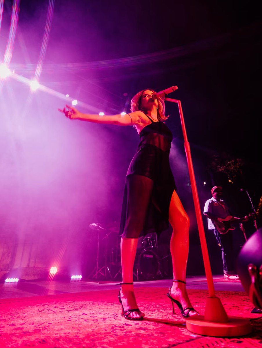 MarenMorris's tweet photo. S A R A T O G A 🌙 

a perfect night under the stars. this tour is a stroll down memory lane and has allowed me to reconnect with my older songs that now have different but much deeper meanings to me. thank you for sharing that with me every night. 😭

photos by: @annaleemedia https://t.co/h9ll0Qpyq0