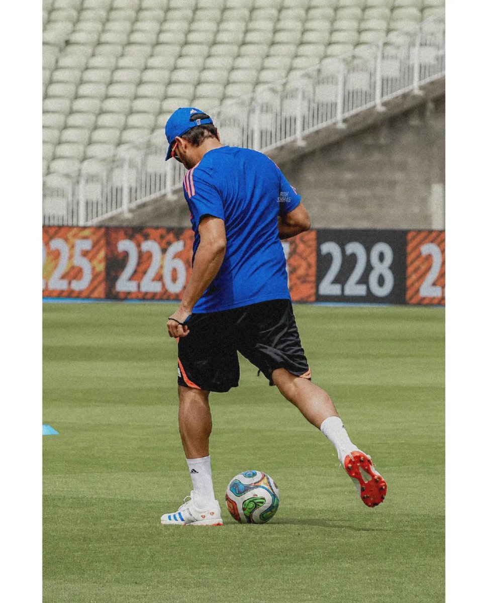 Team45Ro's tweet photo. Rohit Sharma Practice Session Pictures 💙🇮🇳

#RohitSharma https://t.co/lZwUOtiMoF