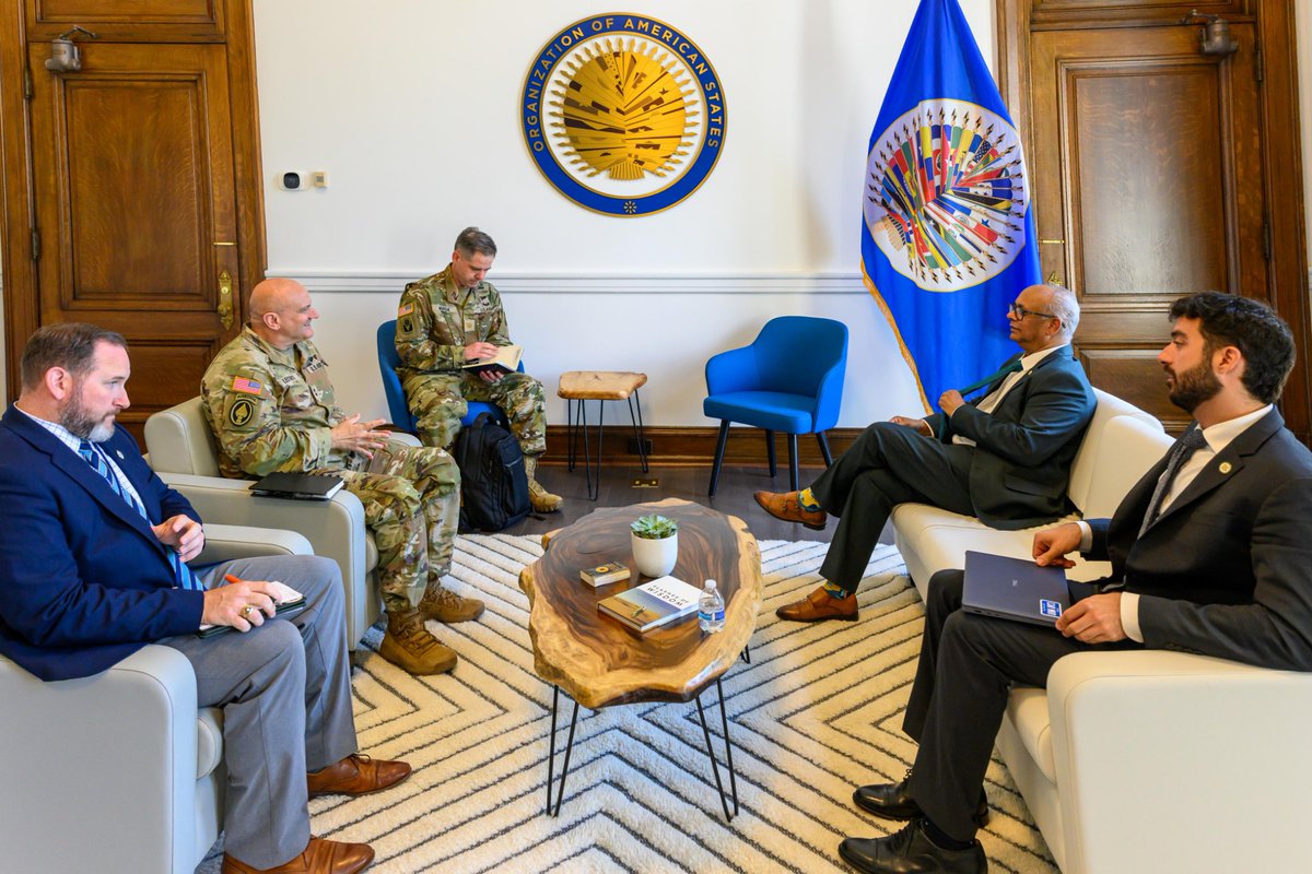 SG_OEA_OAS's tweet photo. Today I met with Major General Joseph Lestorti, the new Commandant and Director of the Inter-American Defense College @IADC_CID. We discussed natural disaster preparedness in the hemisphere, information systematization, and efforts to expand student participation from all countries at the College.
We also addressed the situation in #Haiti and explored avenues for joint collaboration with the IADC and the Inter-American Defense Board.