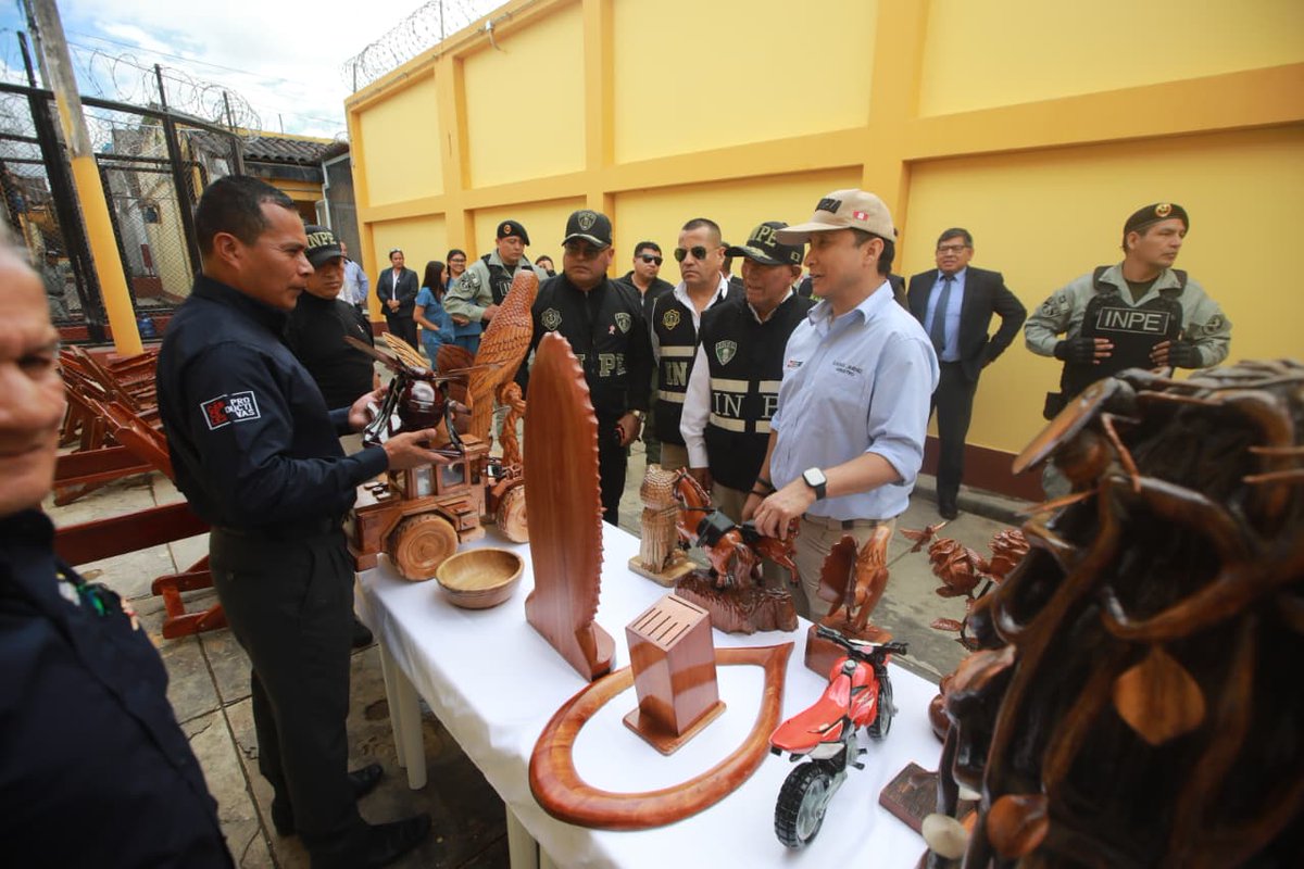 MinjusDH_Peru's tweet photo. ✅ Acompañado del presidente del @INPEgob, Raúl Inga Garay, la autoridad ingresó a las celdas de los pabellones y verificó el funcionamiento de los talleres de carpintería y manualidades. Asimismo, atendió consultas de los internos y los exhortó a continuar con sus procesos de resocialización.