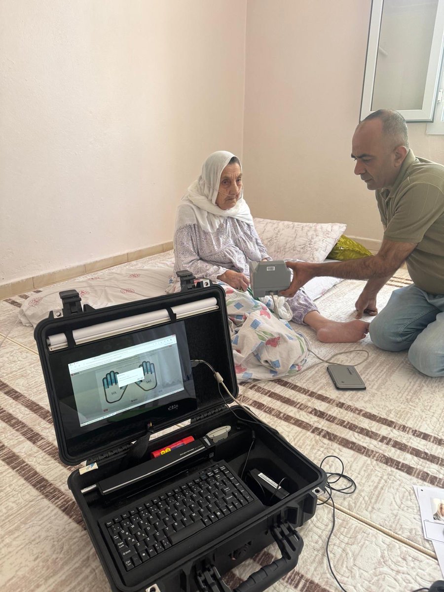 NufusSilvan's tweet photo. #AdresteNüfusHizmeti kapsamında mücbir sebep nedeniyle Müdürlüğümüze  gelemeyen 1926 doğumlu Sitto teyzemizin 
TCKK müracaatını aldık, Kendisine Allah’tan sağlıklı ömürler dileriz
#HayatınızınHerAnında 
@cagriavci_ @osmanoguzeksi1 @TCNufus @diyarbakir_nvi @SilvanKaymakam https://t.co/CdEApqGw9k