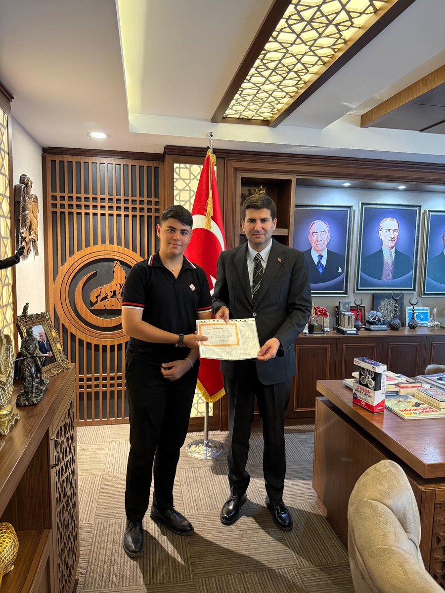 alicelik2023's tweet photo. Bugün evladımla birlikte, Ülkü Ocakları Genel Başkanımız Sayın Ahmet Yiğit Yıldırım beyefendiyi ziyaret etmenin onurunu yaşadık.

Liderimizin engin tecrübesi, sarsılmaz duruşu ve Türk gençliğine olan inancı oğluma bir kez daha istikametimizi hatırlatmıştır. Evlatlarımızın milli ve manevi değerlerle yetişmesi adına verilen bu kutlu mücadelenin bir parçası olmaktan gurur duyuyorum.

Gelecek, imanlı, inançlı ve şuurlu Türk gençliğinin omuzlarında yükselecektir. Bu şuurla çalışmaya, üretmeye ve davamıza hizmet etmeye kararlılıkla devam edeceğiz.

Rabbim birliğimizi, dirliğimizi daim eylesin.
@ayyildirim1 
@Ulku_Ocaklari