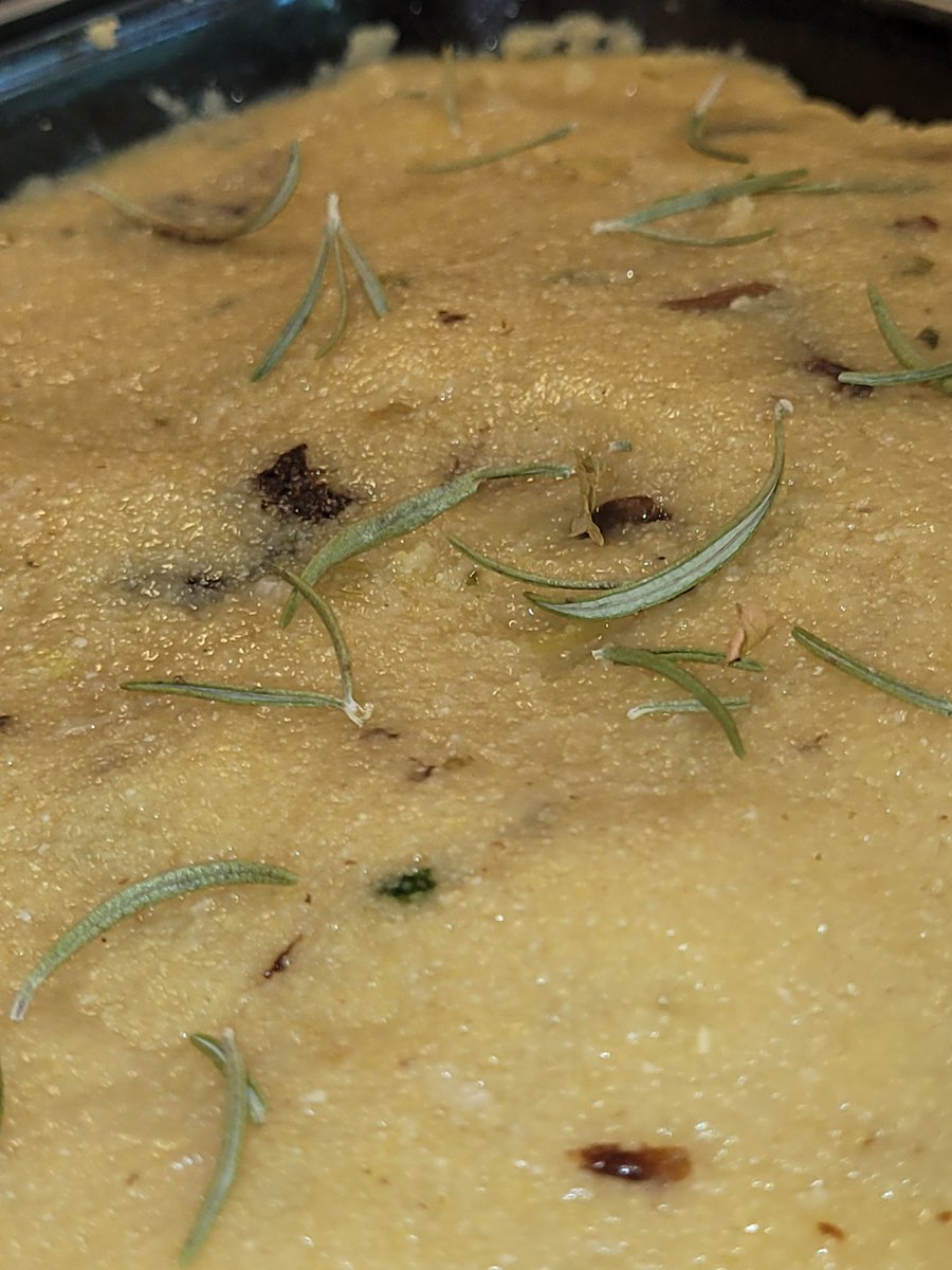 cellswordrin's tweet photo. Finally, the sprinkling of the Rosemary on top. I push it down on the top for a light aroma and flavour. Alright, wrap it up and into the oven-! 👩🏾🍳💕 #Foodie #Cooking #italiancuisine #GoodAfternoon #GoodVibes #allday #anyday #yeschef #cook #HaveABrightDay ꉂ🌻ʸᵃʸ https://t.co/pHNa2NTvRb