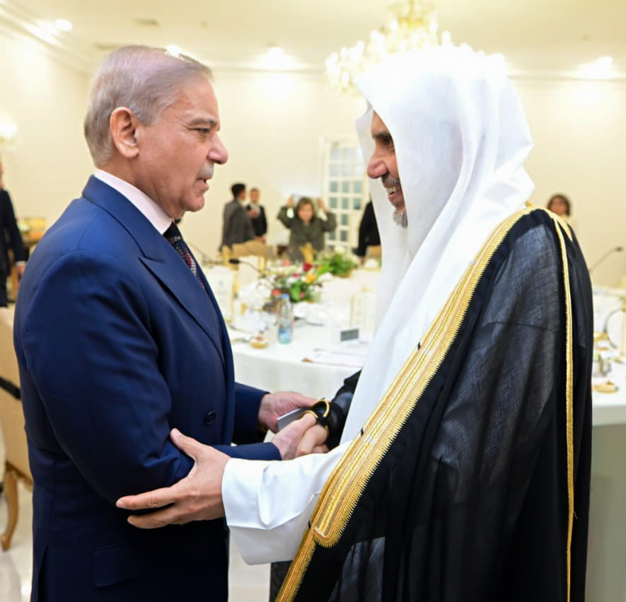 MWLOrg's tweet photo. مساءَ اليوم:
استضافَ دولةُ رئيسِ وزراء جمهورية باكستان الإسلامية، السيد محمد شهباز شريف، في مكتبه بالعاصمة "إسلام آباد"، معالي الأمين العام، رئيسَ هيئة علماء المسلمين، فضيلةَ الشيخ د. #محمد_العيسى @MhmdAlissa، وذلك في إطار "عشاءِ عملٍ" أقامَهُ دولتُهُ بمناسبة زيارة معاليه لباكستان، جرى خلالَهُ مناقشةُ عددٍ من الموضوعات ذات الشأن الإسلامي والدولي.

وقد نوّه فضيلتُهُ بالدَّور الكبير والمُهِمّ الذي تضطلع به حكومة باكستان بقيادة دولتِهِ لنزع فتيل الحرب بين الولايات المتحدة وإيران، عبر خيار الحلول السِّلمية التي تُجسّد أسمى معاني الدّبلوماسية الدولية.

 فيما ثمّنَ معاليه لدولتِهِ مشاعرَهُ الطيبةَ نحو رابطة العالم الإسلامي، وحفاوةَ استقباله، وكرمَ ضيافته لوفد الرابطة، وتهنئتَهُ بموافقة فخامة رئيس الجمهورية على قرار الجامعة الوطنية بِمَنْحِ فضيلتِهِ درجة الدكتوراه الفخرية في فلسفة العلاقات الدولية.