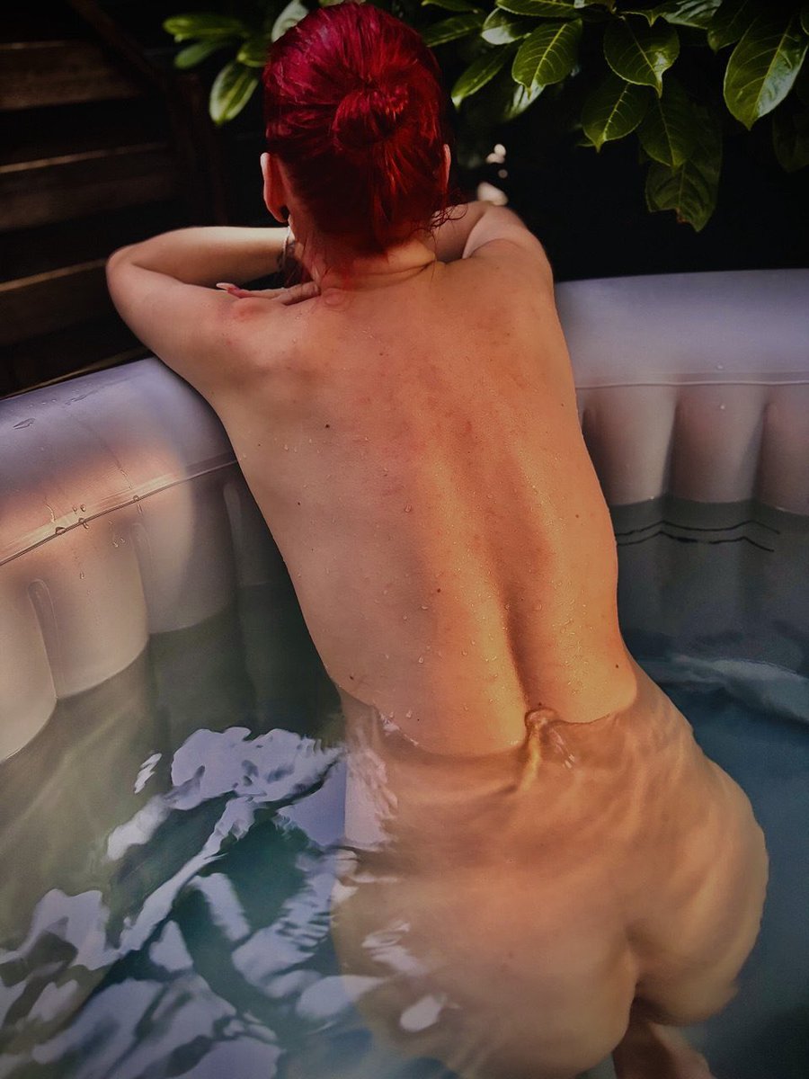 KirbyRedX's tweet photo. Manchmal braucht es nicht viel – nur den Pool, einen lauen Sommerabend und ein kleines bisschen Fantasie. 😉💦

Ich wünsche euch einen wunderschönen Abend. Ich genieße meinen am Pool … und lasse den Rest eurer Vorstellung über. ✨🤍
#Pooltime #Sommerabend #GoodVibes #Abendgenuss https://t.co/EjchmMC9jb