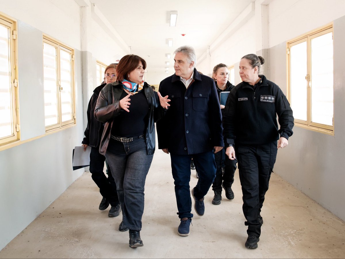 NadiaFernandezV's tweet photo. Junto al gobernador @MartinLlaryora recorrimos el avance de la obra del Centro Penitenciario de Máxima Seguridad (CEMAX), el primero de estas características en Córdoba. Con un 75% de avance, esta obra representa una decisión estratégica para seguir fortaleciendo nuestro sistema penitenciario con más infraestructura, tecnología y seguridad.

El CEMAX nos permitirá alojar a 1000 internos de alta peligrosidad bajo un estricto esquema de control. Contará con monitoreo permanente mediante cámaras e inteligencia artificial, inhibidores para bloquear toda comunicación con el exterior y tecnología de última generación para garantizar los más altos estándares de seguridad.

También supervisamos el avance del nuevo Módulo 3 del Complejo Carcelario N.º 1 Rvdo. Padre Lucchese, que incorporará 896 nuevas plazas para internos condenados, además de espacios destinados a educación, capacitación laboral y tratamiento.

Desde el @gobdecordoba seguimos invirtiendo para fortalecer la seguridad de los cordobeses y brindar al personal penitenciario mejores herramientas para llevar a cabo su tarea.