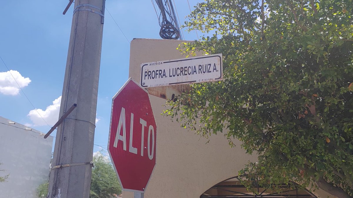POLLOFONTES's tweet photo. @tonoastiazaran @aguahermosillo @Edgarmolinas @michelleriveraa @elmitoteromx Fuga de drenaje en alcantarilla, Calle Lucrecia Ruiz de Ayon y Calle Torrance (REYES final), Col. Los Angeles, mucha afectación de calles y malos olores.... Hasta la Reforma. Reporte 227021. https://t.co/93Hyq9WDYs