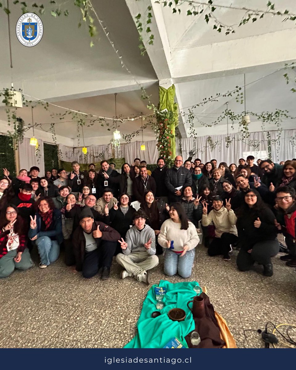 Iglesiastgo's tweet photo. Jóvenes de la Zona Oeste vivieron un significativo encuentro junto con el Cardenal Chomali, compartiendo un espacio de lectio divina, meditación de la Palabra de Dios, diálogo con el vicario zonal, el padre Rodrigo Magaña, y una emotiva consagración a la Virgen del Carmen. https://t.co/d2RGjTifBR