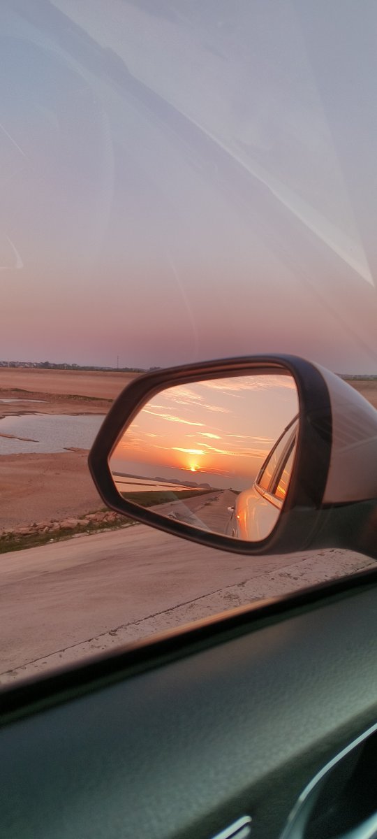 jaejae0033's tweet photo. Caught the morning train to the coastal town – salt air and sunny views ahead! #WeekendEscape， https://t.co/5QGy5b8Ghl