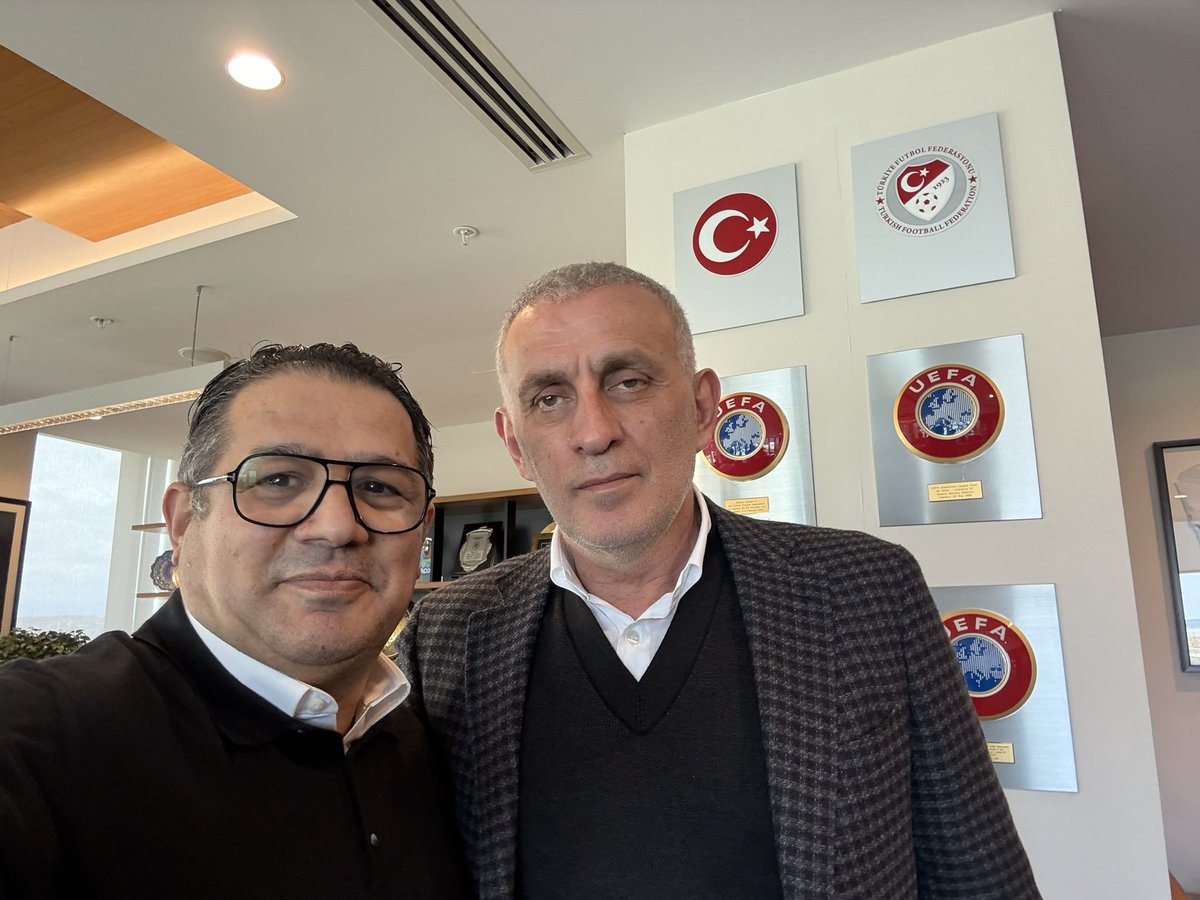 diyadinosman's tweet photo. Yiğidi öldürün ama 
hakkını verin!..

Yok Türkçesi güzel değilmiş!
Yok güzel konuşmuyor muş!
Yok mafya gibi tarzı varmış!..
Futbol yönetimi dışında her türlü yakıştırmayı yapıyorlar!..
Boğaziçi’nde okumadı evet!..
Robert kolejinde de!.
Çıktı Of’tan geldi!
Sırça köşklerin adamı olmayı hiç bilmediği için düzenin adamlarından olamadı!..
Bu da birilerini rahatsız  ediyor!..
Yoksa!
Manken mi arıyorsunuz!..
Yoksa güzel konuşma sanatkarı mı?

Evet külhanbeyi tarzı var!.
Ama bu tarzı onun doğuştan!..
Siz onu yeni tanıyabilir siniz biz onu 30 yıldır iyi değil çok iyi tanıyoruz!..
Gösteriş adamı hiç olmamıştır..
En büyük eksiği(!) konuşurken hesap kitap yapmaması, işini karşıya geçirmek için iki yüzlülük yapmamasıdır..

Yıllarca gazeteci- yönetici gibi değil abi kardeş gibi olduk hep!..
Hep futbol dünyasının 
içerisinde olmuş!.
Ofludur…
Oflu tarzını bilenler bilir!..

Bakın..
Züccaciye dükkanından gelip TFF Başkanı olmadı…
Yöneticilik, başkanlık yaptı!..
Tezcanlıdır!..
Kin gütmez!..
Sert görüntüsüne bakmayın duygusaldır!..
Üzüldüğünde gözünden yaş gelir!..
Hayatta fitne nedir bilmez!..
İhtiyaç duymaz çünkü!..

Olduğu ve göründüğü gibi adamdır…
Gizlisi saklısı hiç olmaz!..
Biz yanlış diyebiliriz ana o yanlışta olsa doğru bildiğini söylemekten asla çekinmez!..
Eğilmez…
Bükülmez…
Minnet etmez!..
Kimseye kendini kullandırmaz!..
Cumhurbaşkanı Erdoğan dışında hiç kimseden emir almaz!..

Onu sevin ya da sevmeyin  o hür düşüncenizdir ama ona asla “şuna buna Türk futbolunu peşkeş çekiyor” asla diyemezsiniz!..

Yiğidi öldürün ama hakkını verin..
TFF Başkanı İbrahim Hacıosmanoğlu hiç bir zaman sermayenin adamı olmamış halkın kendisi olmuştur..
Kompleksiz yaşamıştır..

Bakın Fatih Terim ile yaşadığı istenmeyen tartışma onu üzmüştür!..
Konuşmanın yanlış bilgilendirme kaynaklı olduğu ve iletişimde  sorun olduğu kesin!.

Çünkü kalbi dışarıdan görüldüğü gibi değildir!..
Siz bilir misiniz bir milli boksör kardeşi için şampiyonluk maçında ringe kadar inip  eline aldığı havlu ile alın terini sildiğini!
Böyle bir adamdır!..
O nedenle İbrahim Hacıosmanoğlu’nun  hiç bir zaman gizli ajandası olmamıştır…
Olmazda!..
Neyse odur!..

Kim ne derse desin İbrahim başkan cesur yüreği ile Türk futbolunda önemli kararların altına imza atmıştır…
Onu hiç kimse kullanamaz ve  hiç kimse inanmadığı bir şeyi yaptıramaz…

Eleştirin ama hakkını teslim edin!..
Yalnız adamdır!..
Ama  unutmayın bu yalnızlığı 
onun gücüdür!..
Bırakın Türk futbolunu yönetsin!
Korkmayın onu satın almaya kimsenin parası yetmez!..