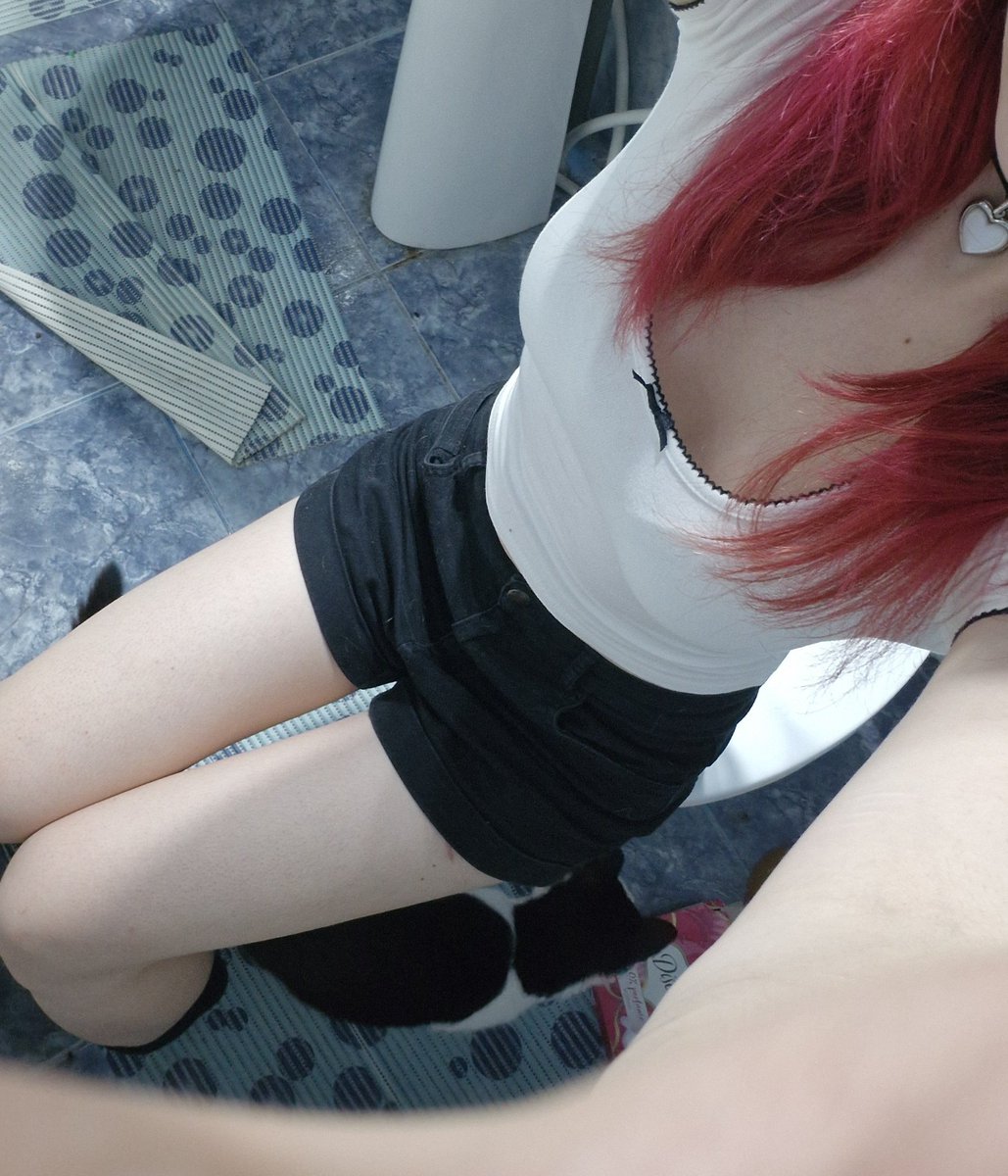 curs3dcals's tweet photo. bodycheck kinda ☆
 can someone pls pls pls guess my bmi like an estimate bc somehow i don't look morbidly obese in these pics 

tags 4 reach: edtwt shedtwt thinspo (not claiming to be thinspo im just trying to get more reach lmao 😭)PLS I NEED TO KNOW https://t.co/gmFtcKFPQO