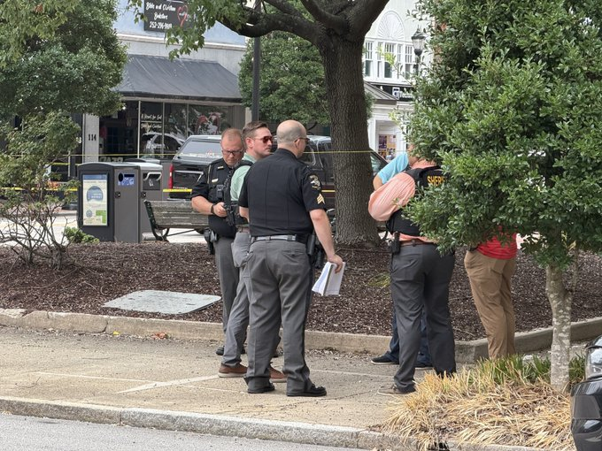 ferozwala's tweet photo. 🚨Authorities in #Wilson, #NorthCarolina, responded to a reported shooting at the Wilson County Courthouse that prompted a significant law enforcement response & temporarily disrupted normal operations.
https://t.co/PsuO9UVjC1
have confirmed that a suspect is in custody
https://t.co/AmPXmj2KYq