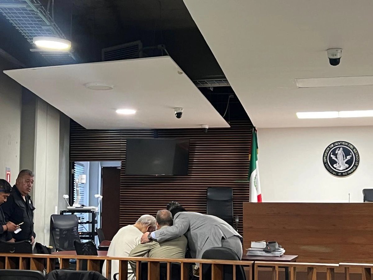 LOVREGA's tweet photo. No crean que la señora María Felicia le otorgó el perdón a Víctor Rodríguez Padilla porque lo quiere mucho. 

Lo perdonó legalmente por una suma considerable de dinero. De hecho esa es la razón por la que lo denunció. 

La clave está en el dossier por el que peleaban. https://t.co/KBVh9KQVhU