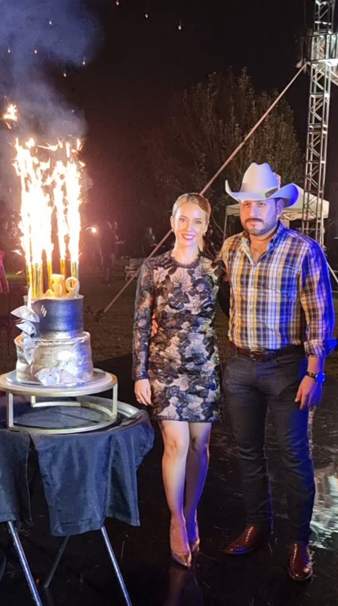 JJDiazMachuca's tweet photo. ¿DIPUTADO HUACHICOLERO?

YA LLEGÓ LA CUARTA TRANSFORMACIÓN Y EL SEGUNDO PISO DE CLAUDIA SHEINBAUM.

Imagina que pasas de vivir en una casa de renta de 3 mil 500 pesos a, en solo tres años, habitar un departamento de lujo de 50 millones de pesos, comprar camionetas, caballos y más de 80 relojes de lujo, hacer fiestas con Julión Álvarez y viajar por el mundo.

Esta es la historia del diputado del Partido Verde, José Adalberto Vega Regalado, y su presunta vida de excesos desde el poder político, ligada al huachicol.

El mensaje era contundente:

“Dile que le voy a meter un tiro”.

En ese momento, Nazarely de Jesús Meléndrez Rivera supo que su esposo, el diputado del Partido Verde Ecologista José Adalberto Vega Regalado, acusado de huachicoleo, era capaz de asesinarla y decidió divorciarse.

Su historia inicia en el segundo piso de una humilde casa en la colonia Lindavista, en el municipio de Guadalupe, Nuevo León, por la que pagaban 3 mil 500 pesos mensuales de renta. Ahí nacieron sus dos hijos, quienes aún son menores de edad.

Sin dinero y sin haber terminado su carrera profesional, el ahora diputado Vega Regalado comenzó a relacionarse con la masonería, encabezada por el exprocurador de Nuevo León, Roberto Flores Treviño, hoy su abogado.

Fue ahí donde, en 2018, el exalcalde priista de Monterrey, Julio Camelo Martínez, lo vinculó directamente con el general Audomaro Martínez Zapata, exjefe del Centro Nacional de Inteligencia.

“Muy pronto, José Adalberto se convirtió en la mano derecha del general. Nuestra vida cambió radicalmente. De no tener nada, empezaron a llegar las maletas de dólares, casas, departamentos, camionetas, relojes, joyas, viajes… y los problemas, muchos problemas. A veces sentía que estaba viviendo en una serie de Netflix, como Narcos.”

Así lo afirma en entrevista la arquitecta Nazarely, originaria de Los Mochis, Sinaloa.

RIQUEZA Y LUJO

Con la opulencia económica, dice, también llegaron el consumo de drogas por parte de su entonces marido, las infidelidades y la compra de casas, departamentos, aviones, 30 caballos pura sangre y una colección de relojes que no dejaba de crecer.

“Tiene más de 80 relojes de lujo: Patek Philippe, Bovet, Audemars Piguet, IWC, Jacob & Co., Jaeger-LeCoultre, Piaget, Panerai, Ulysse Nardin, Vacheron Constantin, Rolex, Hublot y otros. Algunos le han costado entre tres y cinco millones de pesos.”

De pagar la renta de una humilde casa, asegura que en solo tres años pasaron a tener tres propiedades en la misma zona; un departamento en La Nube, dentro del desarrollo de lujo Arboleda, en San Pedro Garza García, con un valor de 45 millones de pesos; un fideicomiso de un terreno en El Uro; dos departamentos en Austin, Texas, y otra propiedad en McAllen, Texas.

También afirma que compró dos departamentos en Polanco: uno a nombre de su presunto prestanombres y contador, Armando Gutiérrez Grajales, y otro a nombre de Óscar Andrés Acosta Villaseñor, quien además aparecería como propietario de un departamento en Mazatlán y de algunas camionetas.

Asimismo, sostiene que adquirió cuatro departamentos en Cancún: dos en Shark Towers, uno en Punta Diamante y otro en St. Regis Be Towers. Sin embargo, asegura que en realidad pertenecen al general Audomaro y estarían registrados a nombre de Inmoterra Regia, una empresa de papel.

“Yo me quería divorciar, irme, pero no podía; me tenía amenazada. Le encanta llamar la atención con sus escoltas. Le componen corridos. Se siente El Señor de los Cielos.

Cuando venía a Monterrey hacía fiestas diciendo que eran para mí, pero en realidad eran para sus invitados; fiestas muy vistosas y de muchas horas con Julión Álvarez, Luis R. Conriquez, Los 2 de la S, La Treviñosa, Memo Garza, de La Adictiva, Tito Torbellino, DJ Aza, Tucanes de Tijuana, Banda El Recodo, La Leyenda, Kumbia Kings y La Cassetera, entre otros.”

@Mauricio_35m