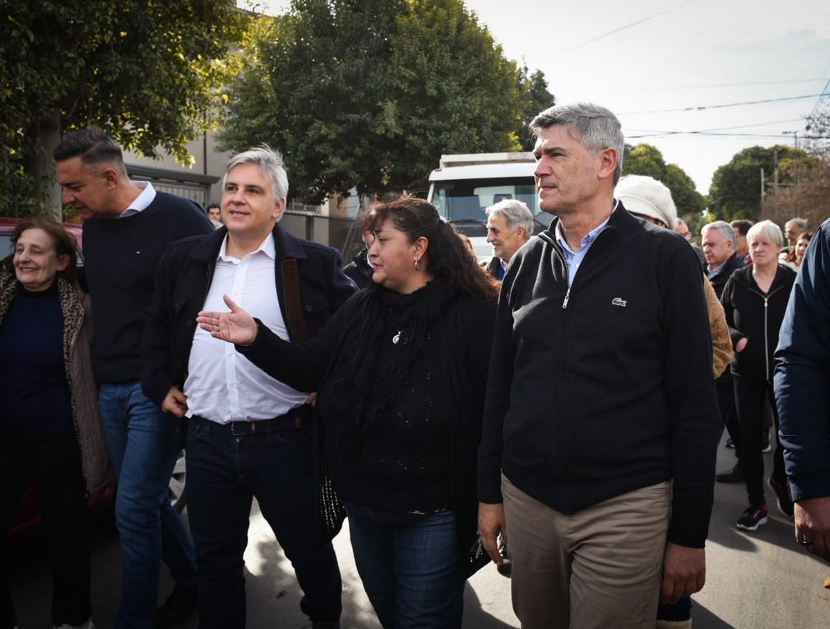 PasseriniOk's tweet photo. 🚧 Junto al @gobdecordoba seguimos recuperando las calles de nuestros barrios. 

Hoy recorrimos las obras que estamos ejecutando en barrio Irupé, Parque Horizonte y Parque Los Molinos, donde avanzamos con tareas de bacheo y rehabilitación vial. https://t.co/V9iLYNtUfg