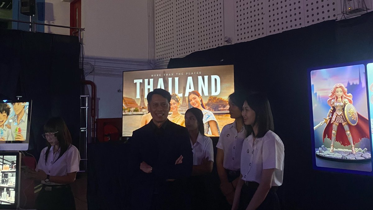 userngun's tweet photo. พอเดินมาอีกฝั่งก็เจอบูธผลงานของนักศึกษาปีที่ 1 ที่สร้างสรรค์คลิปผลงาน Ai แต่ละประเภท 

#SPUCAaiShowcase https://t.co/PIeB3e6IR6