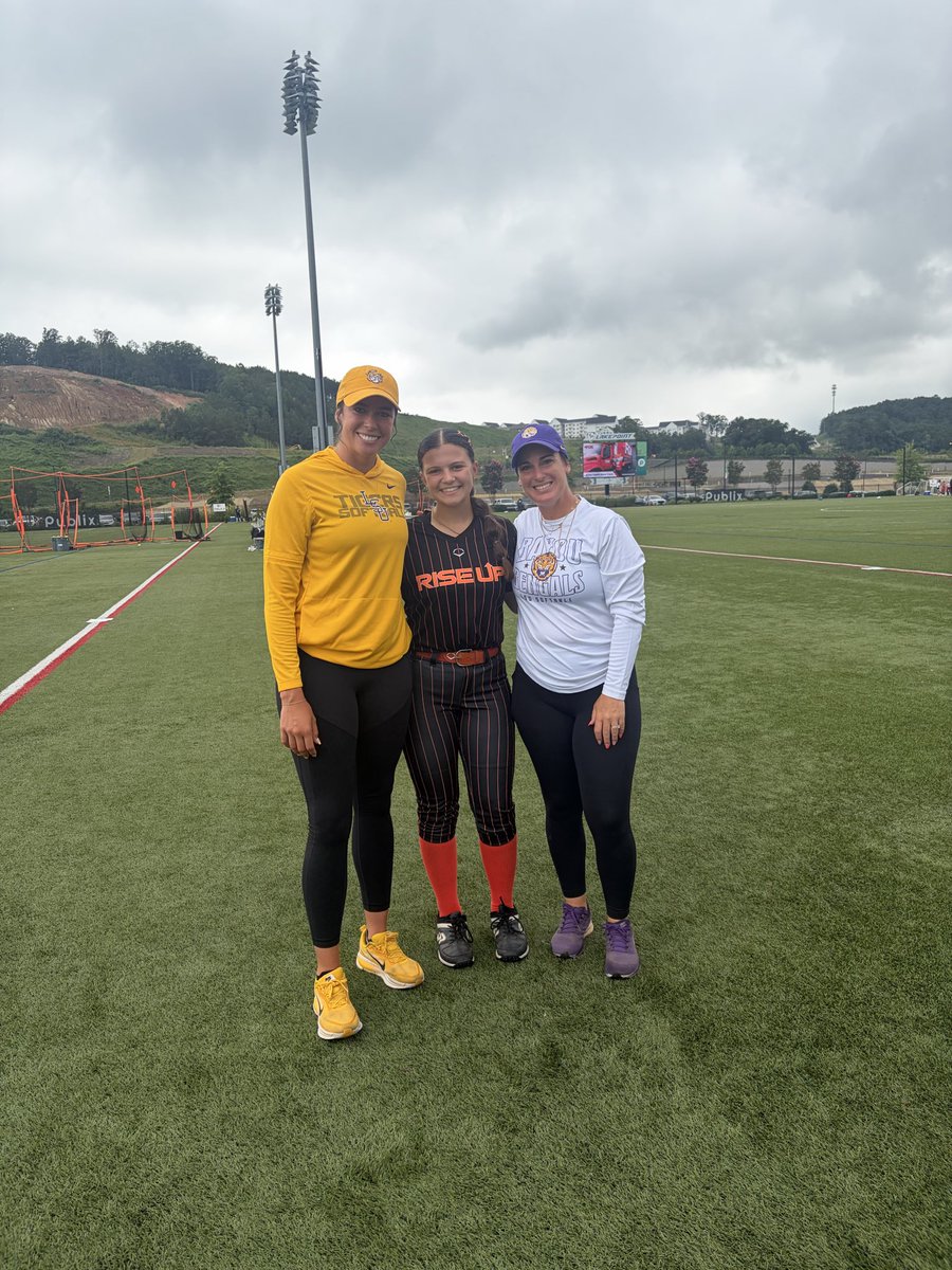 RileyB2030's tweet photo. Thank you to @DDSBandEvents for holding such a good prospect camp with so many schools. Special thank you’s to @fsusoftball , @auburnsoftball , @lsusoftball , and @vol_softball for holding such good sessions! I learned so much and hope to be back next year! https://t.co/6d8BLdhKGL