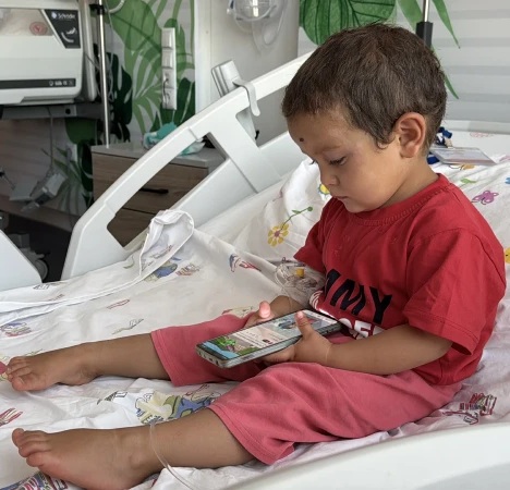 GusoderX's tweet photo. 🔴 SON DAKİKA | Niğde’nin Divarlı beldesinde, annesiyle yolda yürüyen 2 yaşındaki Egemen Asaf Çakmak'a bir evin bahçesinden çıkan tasmasız köpek saldırdı.

Evladını korumaya çalışan anne baygınlık geçirirken, 2 yaşındaki Egemen başından ağır yaralandı.

Ambulansla Niğde Ömer Halisdemir Eğitim ve Araştırma Hastanesi'ne kaldırılan küçük çocuğun başına 22 dikiş atıldığı öğrenildi.

Niğde Valimiz Sayın @NedimAkmese, 5199 sayılı Kanun gereği saldırgan köpeğe el konularak köpeğin sahibi hakkında idari ve adli işlem yapılmasını talep ediyoruz. @NigdeValiligi