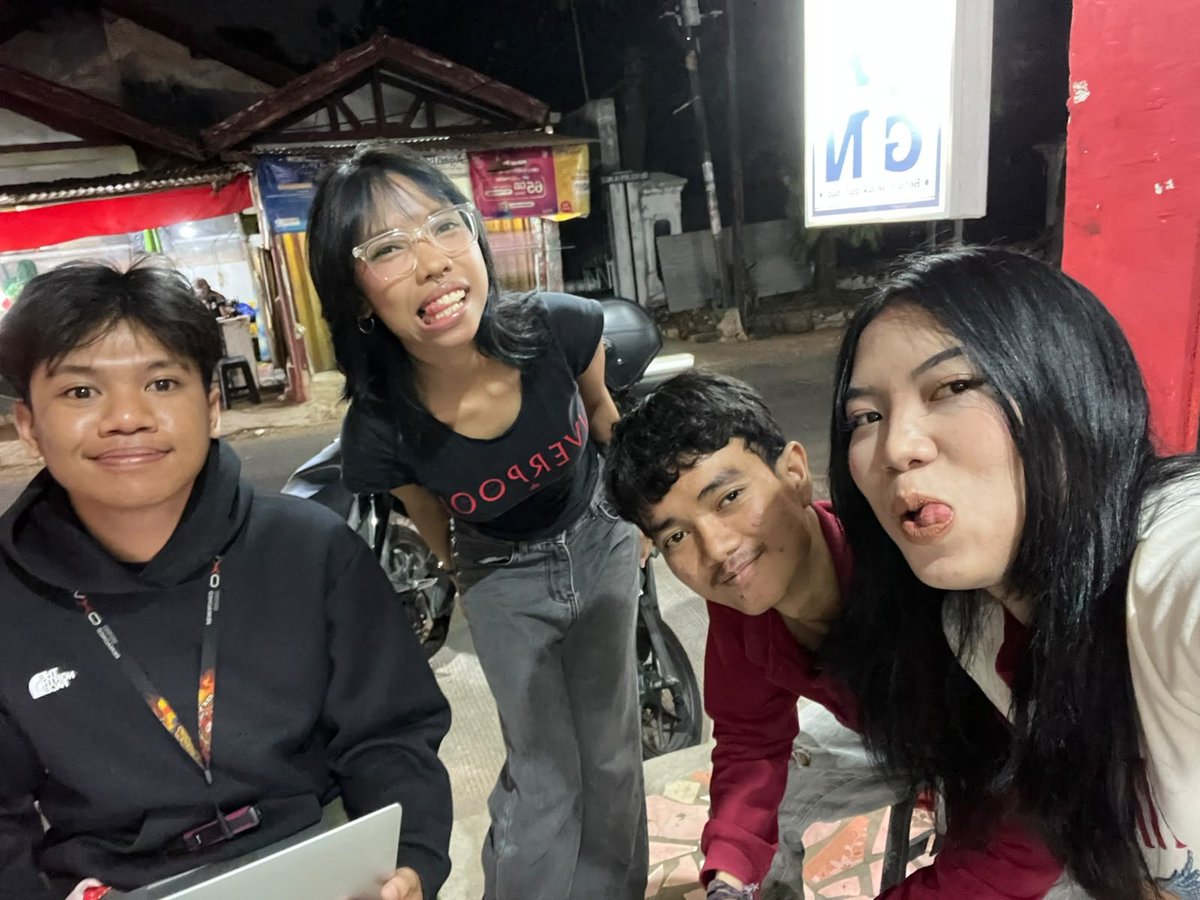 brutallyeepy's tweet photo. Hari yang panjang. Kegencet di krl bogor line saat rush hour, makan gudeg, lanjut nugas sama mereka, pulangnya nunggu kereta terakhir sampe 40 menitan, lanjut gojek ke rumah ehhh mata kena bara rokok. 🦧☺️🧍🏻‍♀️ https://t.co/NxUFQF4KCQ