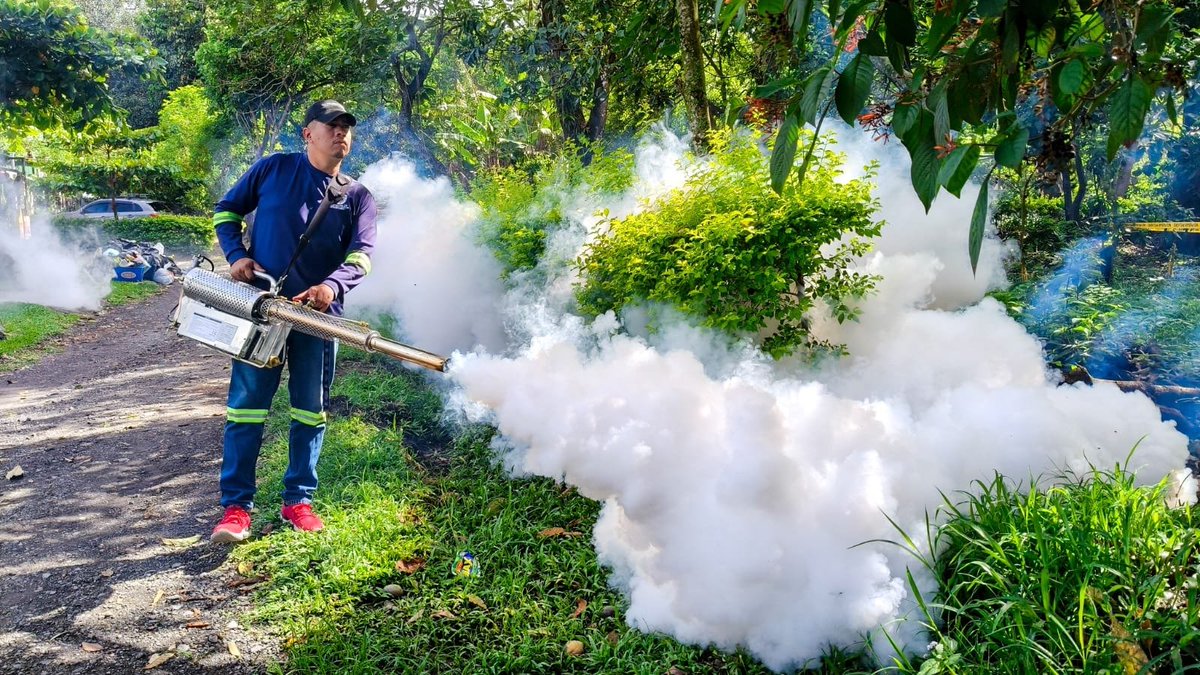 DistritoMuni's tweet photo. Más de 200 familias de las comunidades La Unión y Cristo Paz,  Distrito Capital, fueron beneficiadas con jornada de fumigación a cargo del personal de Promoción de Salud con referentes de Acción Social de la zona 3 para erradicar vectores transmisores de enfermedades. https://t.co/UWJHxe4ksL