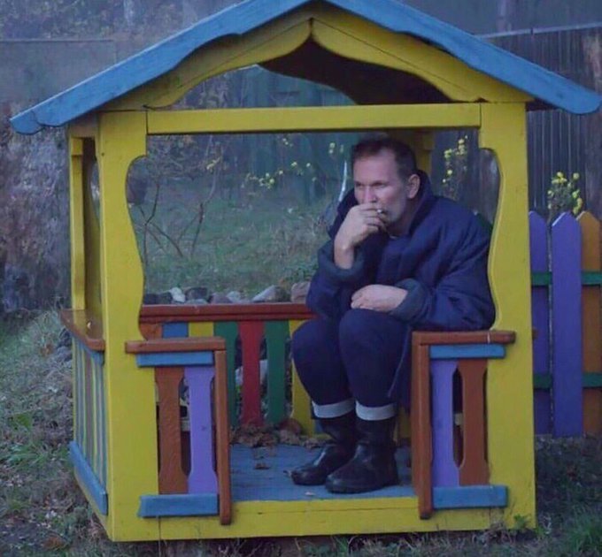 oakenshittt's tweet photo. процитировала номер из золотого фонда квн и меня НИКТО не понял...дети реально стали забывать румынского диктатора https://t.co/S3eXA1avKy