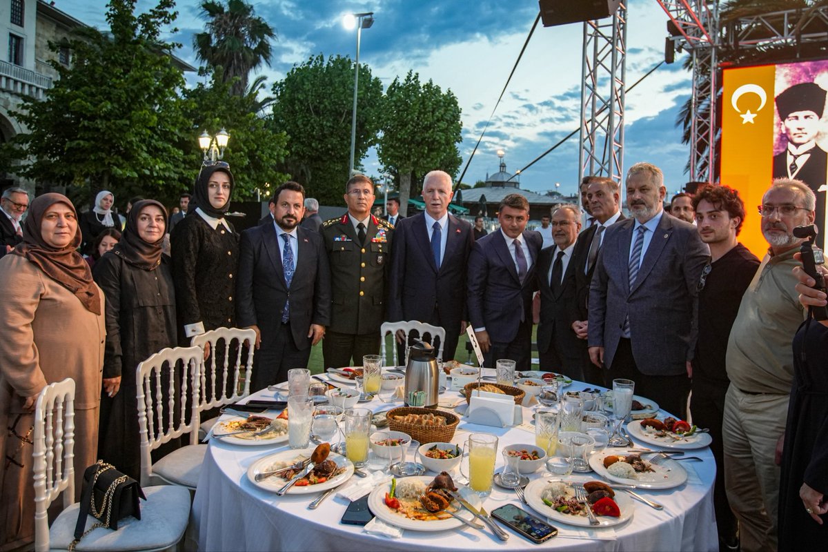 15Temmuz_Der's tweet photo. Bu akşam vefa sofrasındaydık. 🇹🇷

İstanbul Valimiz Sayın Davut Gül’ün ev sahipliğinde, Aile ve Sosyal Hizmetler İl Müdürlüğü ile ortaklaşa düzenlediğimiz yemek programında, şehit ailelerimiz ve kahraman gazilerimizle bir araya geldik. https://t.co/vVVpxRbNpc