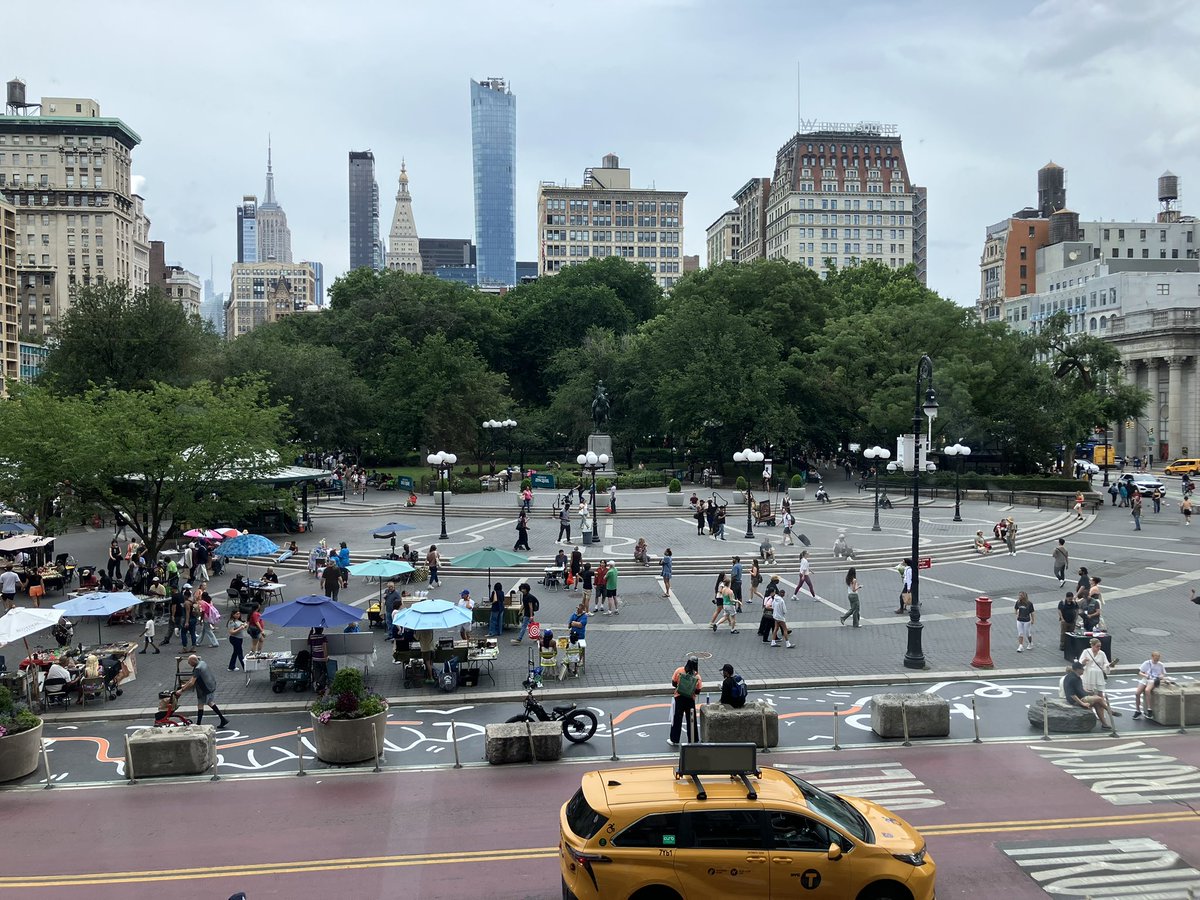 MutsukoTweeting's tweet photo. Enjoying a little break in Union Square ☕️🌳🕊️ ユニオンスクエアでちょっとひと休み✨ https://t.co/pvHLW17m5s